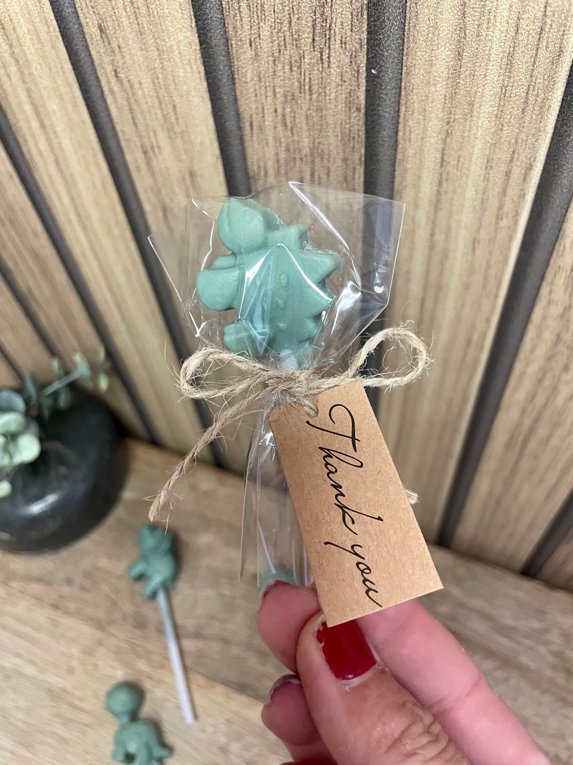 Décoration et cadeau bougie parfumée à personnaliser. Dinosaure. Sucette. Cire végétal et fragrances de Grasse. Bougie artisanale. Cadeaux invités cérémonies et événements. Mariage baptême anniversaire communion. Plaisir d’offrir. Fleur. Fondant parfumé. Cadeaux invités.