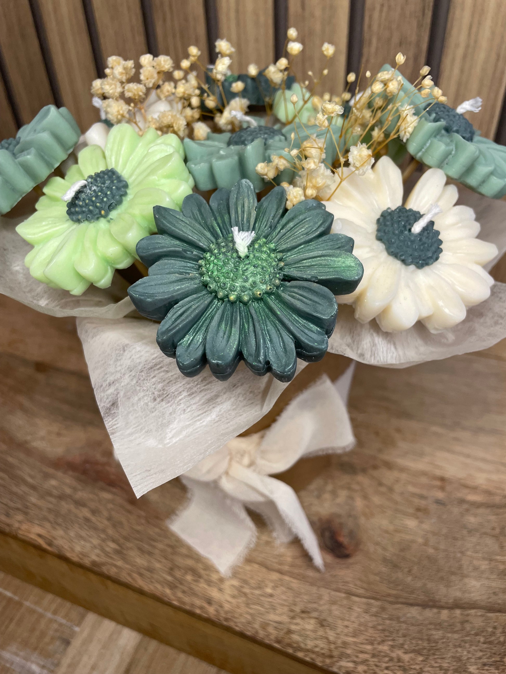 Bouquet de bougies parfumées. Fleurs marguerites et fleurs séchées. Fabrication artisanale fait main. Cire végétal et parfum de Grasse. Bougie artisanale. Cadeaux fêtes événements et cérémonies. Boîte à fleurs. Anniversaire baptême communion plaisir d’offrir. Boîte cadeaux. Fête des mères, saint Valentin. A personnaliser.