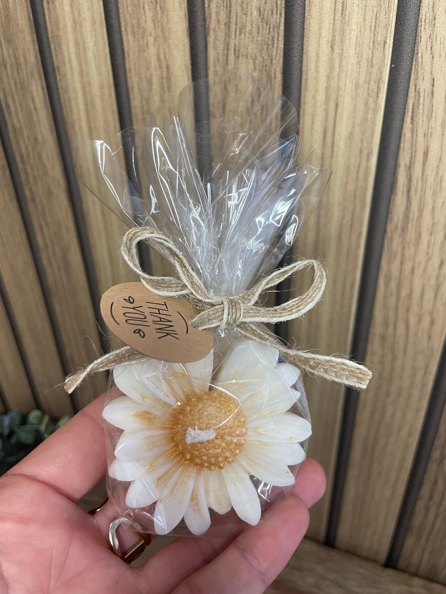 Décoration et cadeau bougie marguerite parfumée à personnaliser. Cire végétal et fragrances de Grasse. Bougie artisanale. Cadeaux invités cérémonies et événements. Mariage baptême anniversaire communion. Plaisir d’offrir événement cérémonie cadeaux invités fleurs séchées