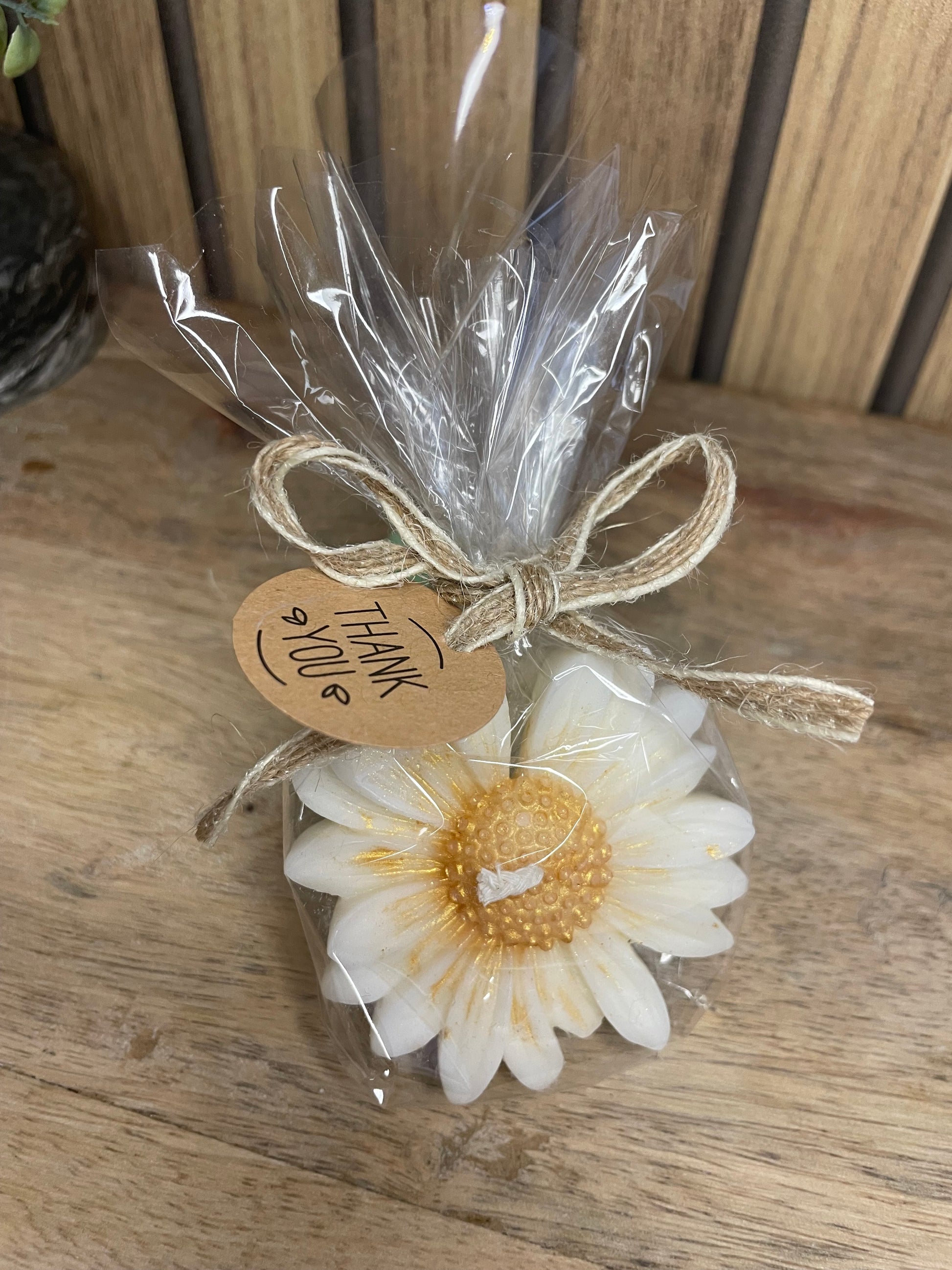 Décoration et cadeau bougie marguerite parfumée à personnaliser. Cire végétal et fragrances de Grasse. Bougie artisanale. Cadeaux invités cérémonies et événements. Mariage baptême anniversaire communion. Plaisir d’offrir événement cérémonie cadeaux invités fleurs séchées