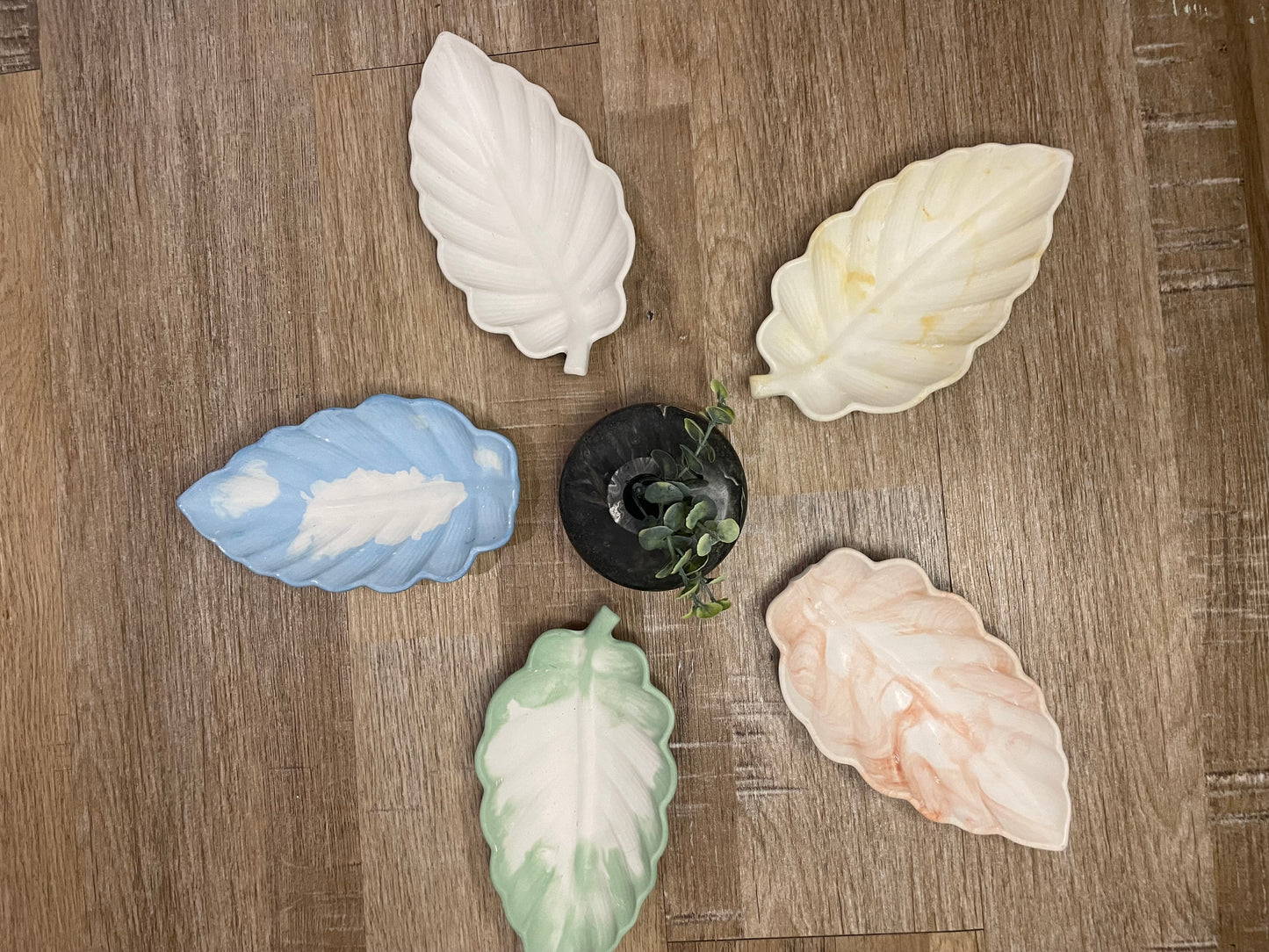 Vide poche feuille. Déco. Objets déco. A personnaliser. Tendance. Déposez vos bijoux, vos clés, vos pièces de monnaies. Maison. Poudre de moulage écologique. Artisan Français. Fait main. Cadeaux. Vous pouvez y faire fondre vos bougies.