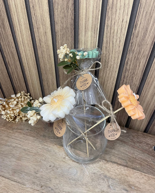 Décoration et cadeau bougie parfumée marguerite à personnaliser. Cire végétal et fragrances de Grasse. Bougie artisanale. Cadeaux invités cérémonies et événements. Mariage baptême anniversaire communion. Plaisir d’offrir