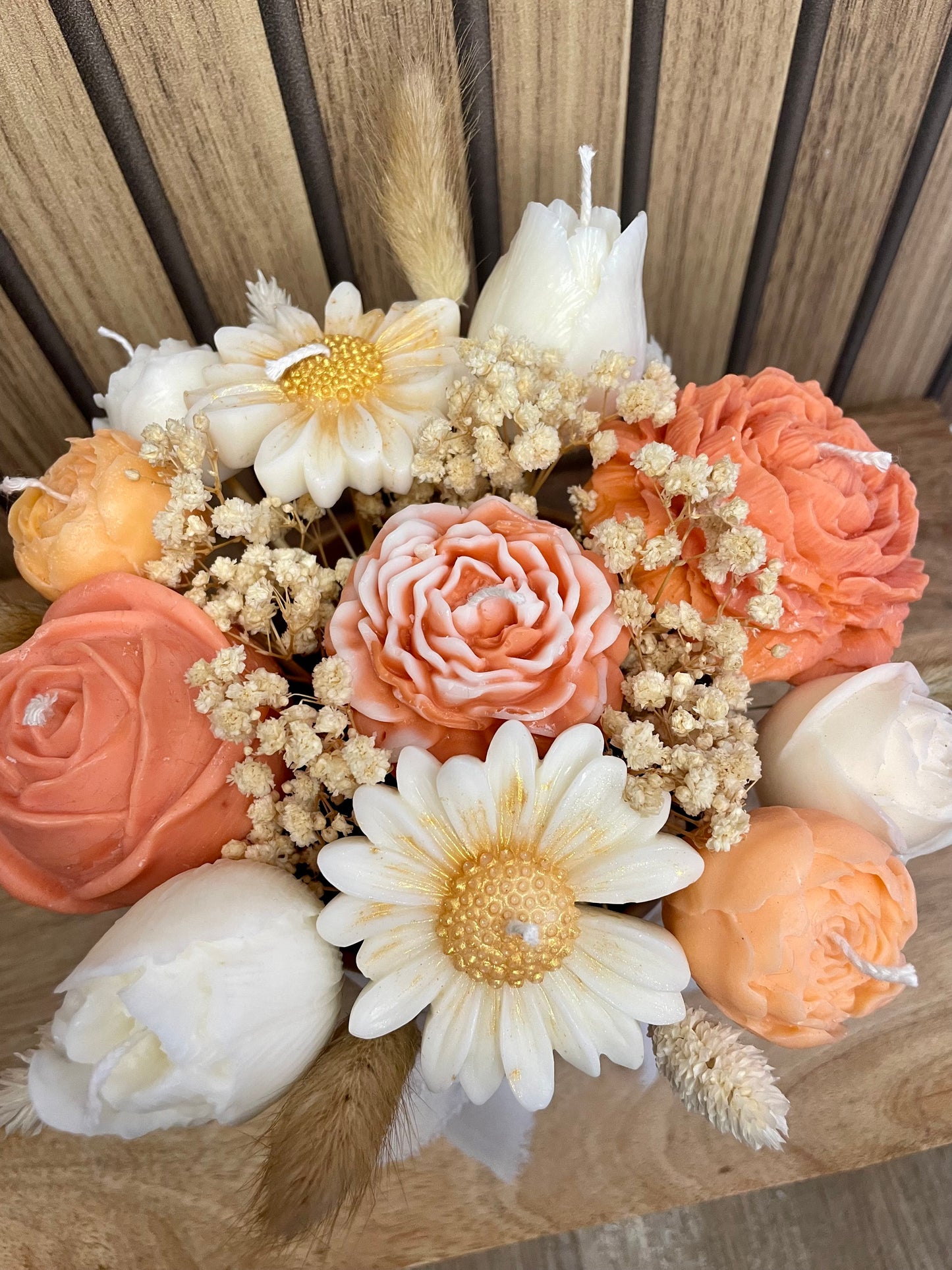 Bouquet de bougies parfumées. Fleurs pivoine rose tulipe marguerite et fleurs séchées. Fabrication artisanale fait main. Cire végétal et parfum de Grasse. Bougie artisanale. Cadeaux fêtes événements et cérémonies. Boîte à fleurs
