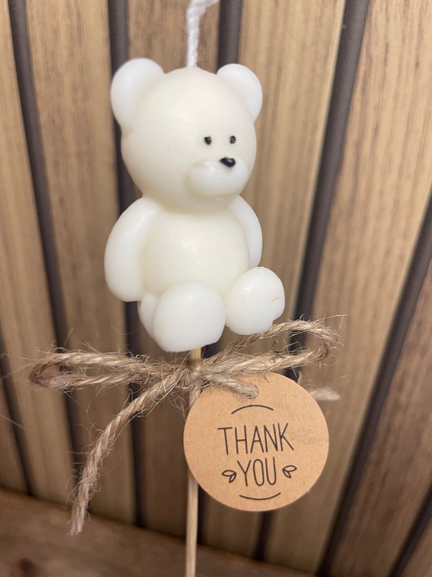 Décoration et cadeau bougie nounours parfumée sur tige à personnaliser. Cire végétal et fragrances de Grasse. Bougie artisanale. Cadeaux invités cérémonies et événements. Mariage baptême anniversaire communion. Plaisir d’offrir événement cérémonie cadeaux invités fleurs séchées. Petit ours