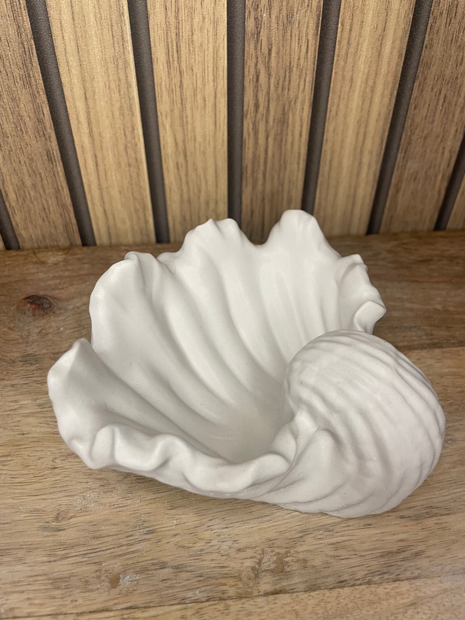 Vide poche coquillage. Coquillages. Déco. Objets déco. A personnaliser. Tendance. Déposez vos bijoux, vos clés, vos pièces de monnaies. Maison. Poudre de moulage écologique. Artisan Français. Fait main. Cadeaux.