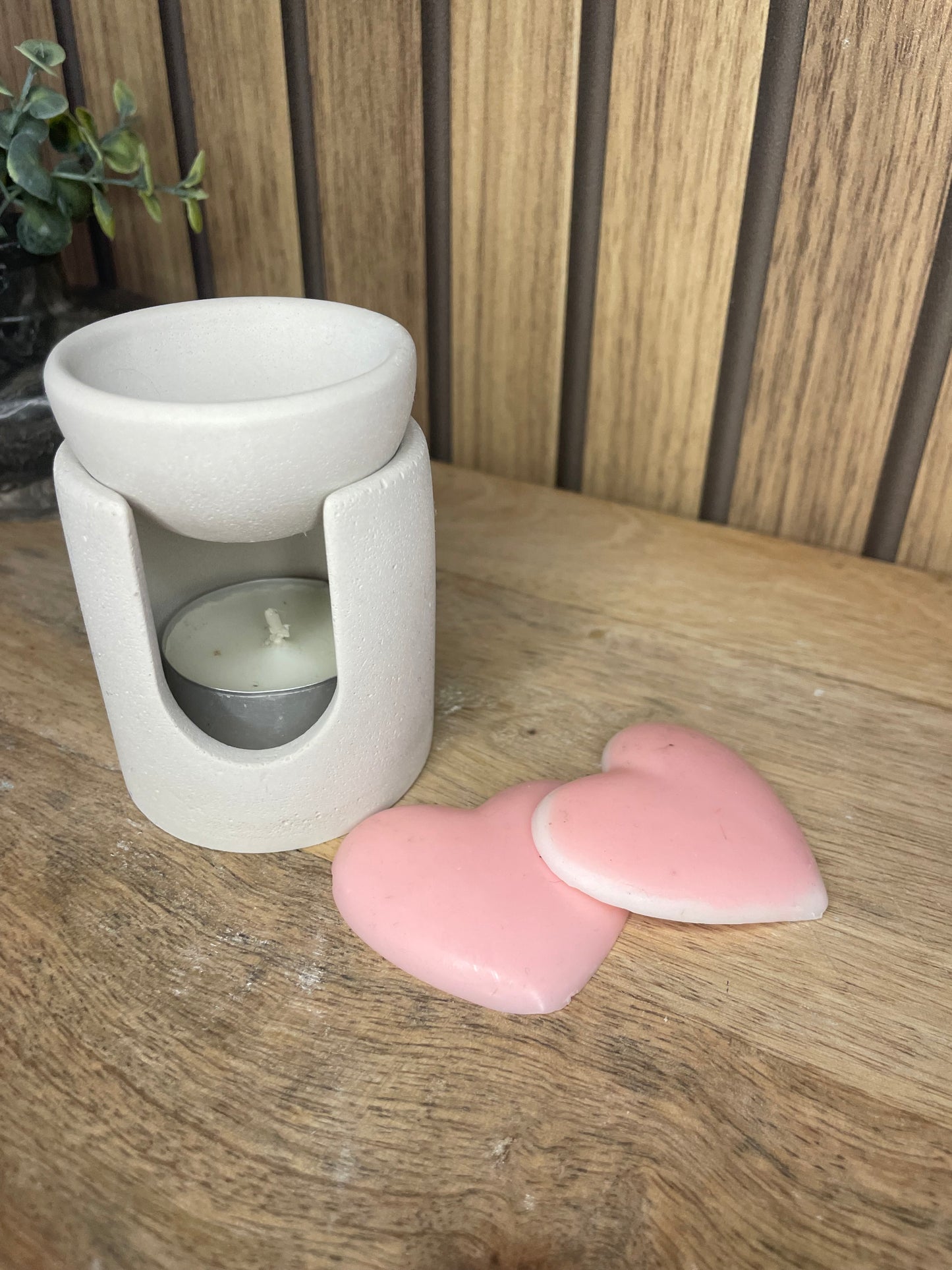 Fondants parfumés. Parfums d’intérieur. Parfumer sa maison. Brûle parfum. Senteurs vanille, monoï, linge propre, madeleine et pomme d’amour. Expérience olfactive. Cire naturelle et parfums Français de Grasse. Produits non nocif pour la santé et l’environnement. Cœur