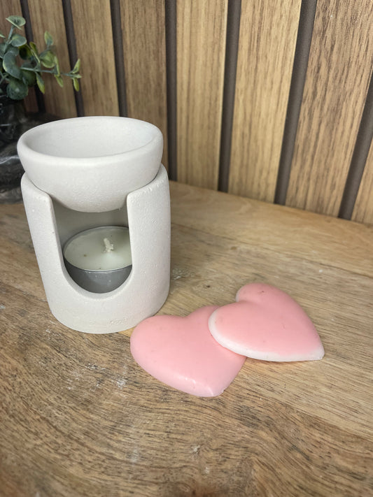 Fondants parfumés. Parfums d’intérieur. Parfumer sa maison. Brûle parfum. Senteurs vanille, monoï, linge propre, madeleine et pomme d’amour. Expérience olfactive. Cire naturelle et parfums Français de Grasse. Produits non nocif pour la santé et l’environnement. Cœur