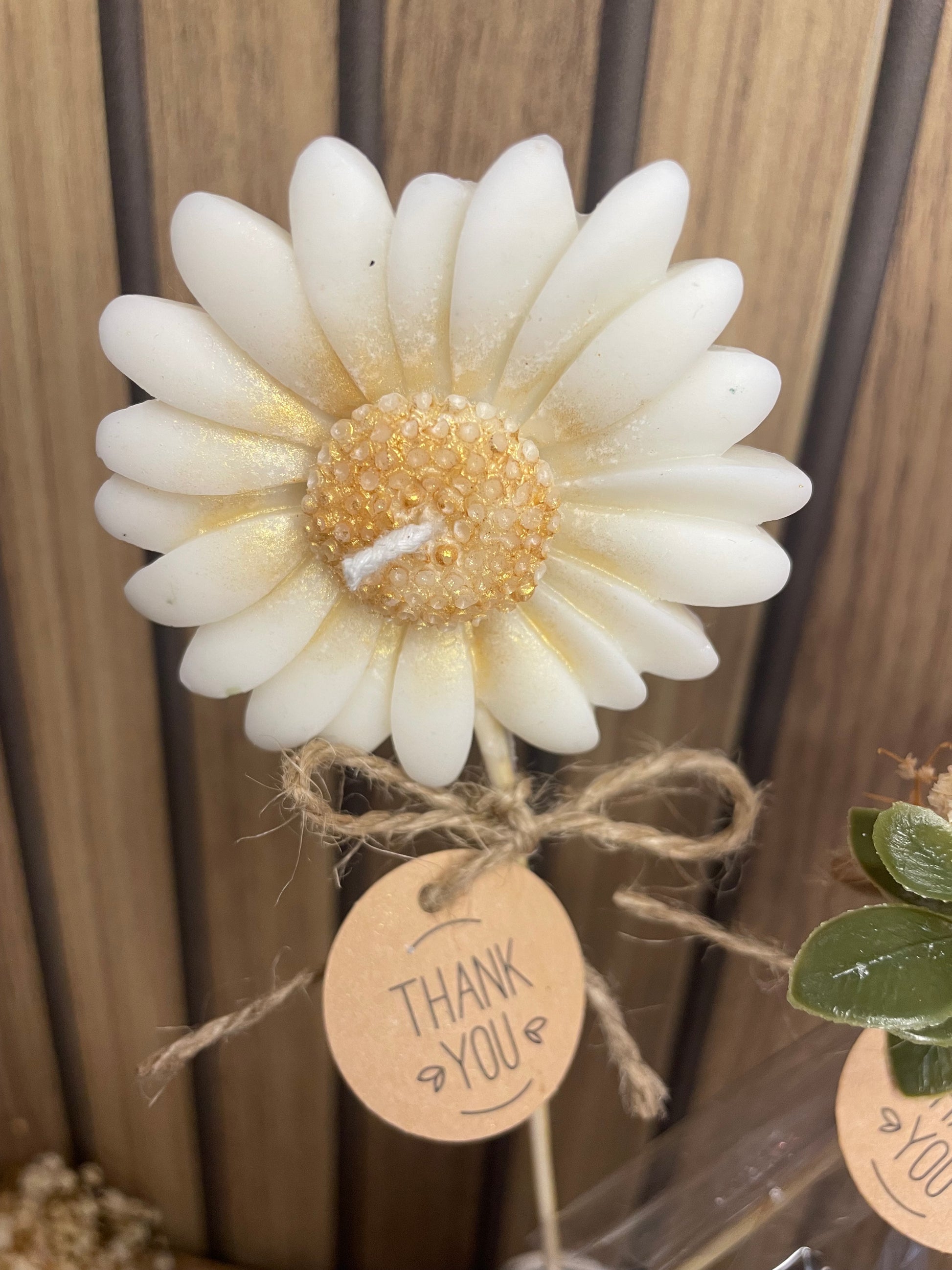 Décoration et cadeau bougie parfumée marguerite à personnaliser. Cire végétal et fragrances de Grasse. Bougie artisanale. Cadeaux invités cérémonies et événements. Mariage baptême anniversaire communion. Plaisir d’offrir