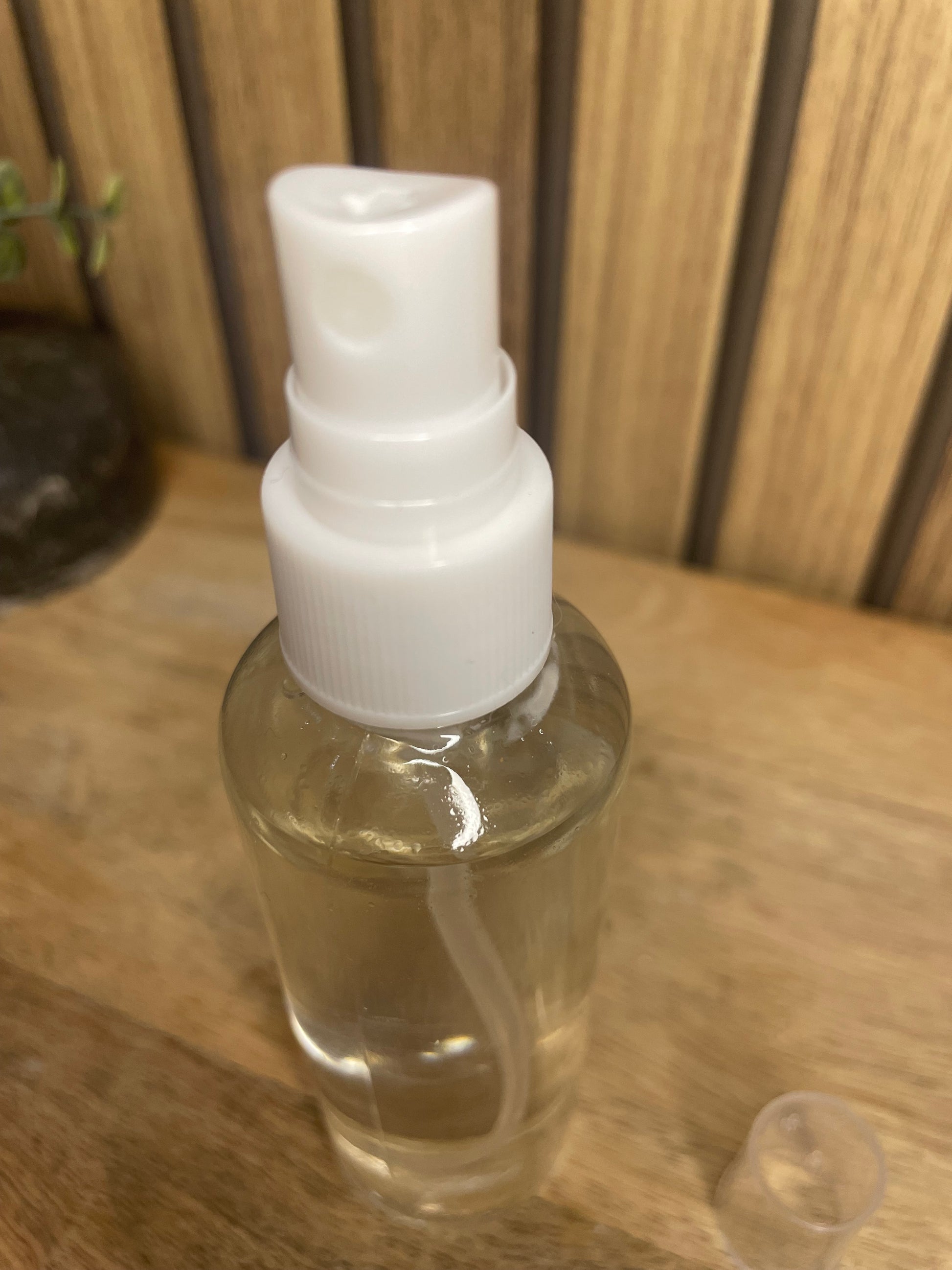Brume parfumée. Spray parfumé. Parfum d’intérieur. Parfumer votre maison. Senteurs. Expérience olfactive. Parfums Français de Grasse. Artisanat. Flacon pulvérisateur. Parfumez vos tissus, rideaux, canapé, tapis, vêtements, sièges de voiture.
Parfum pour textile.