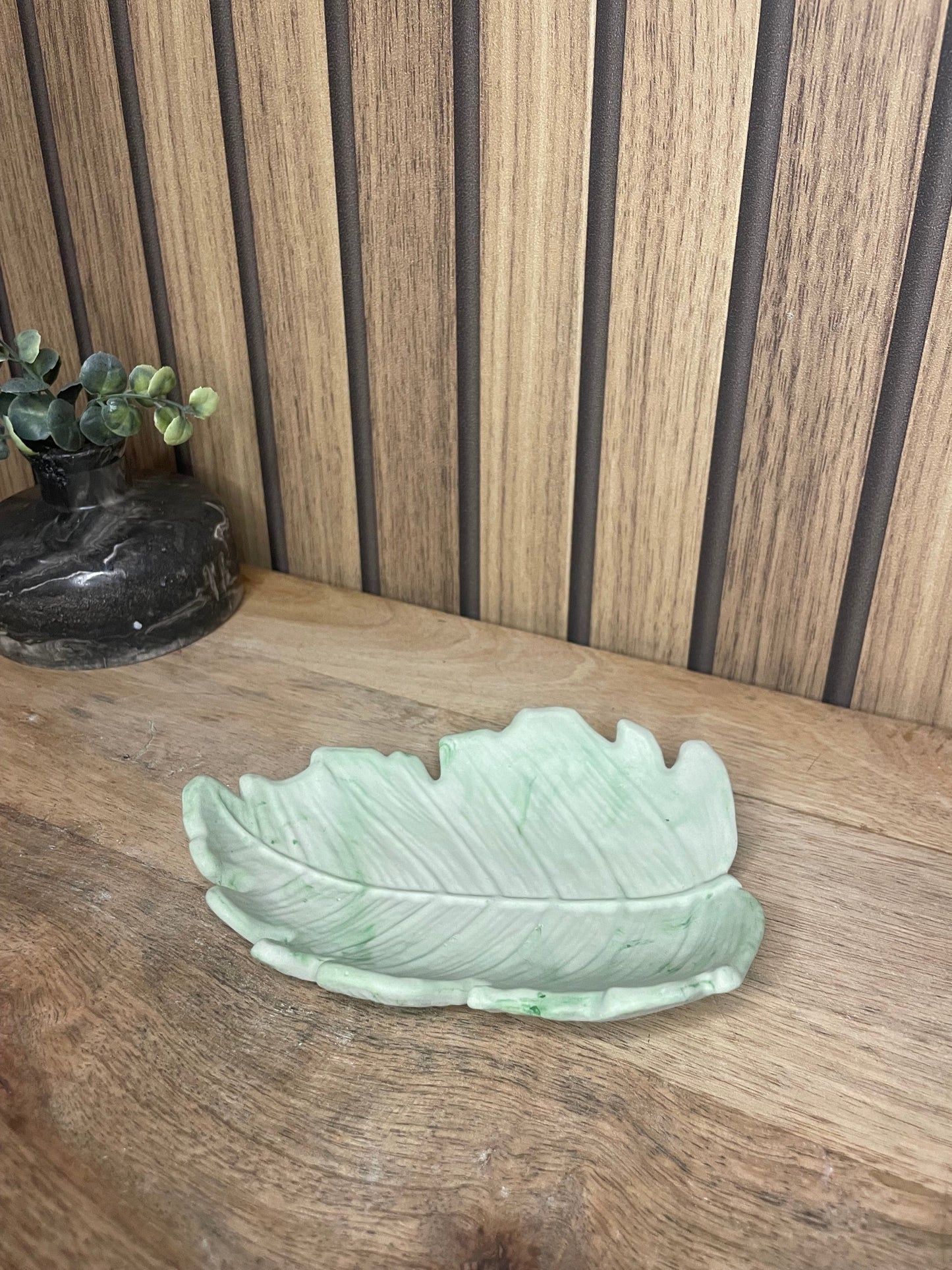 Vide poche feuille. Déco. Objets déco. A personnaliser. Tendance. Déposez vos bijoux, vos clés, vos pièces de monnaies. Maison. Poudre de moulage écologique. Artisan Français. Fait main. Cadeaux.