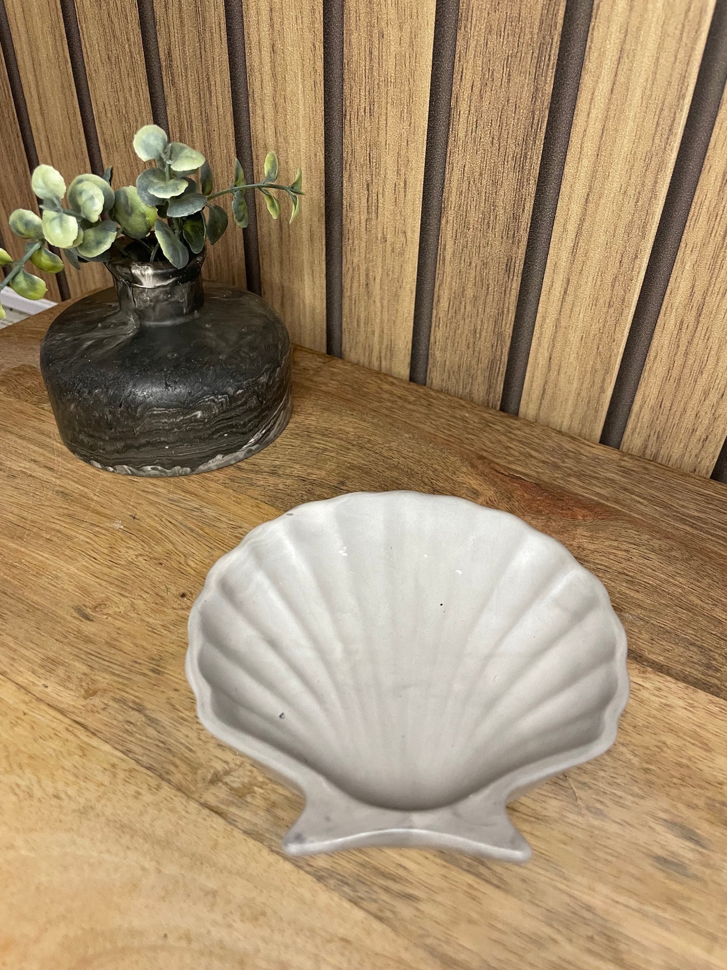 Vide poche coquillage. Coquillages. Déco. Objets déco. A personnaliser. Tendance. Déposez vos bijoux, vos clés, vos pièces de monnaies. Maison. Poudre de moulage écologique. Artisan Français. Fait main. Cadeaux. Vous pouvez y faire fondre vos bougies.