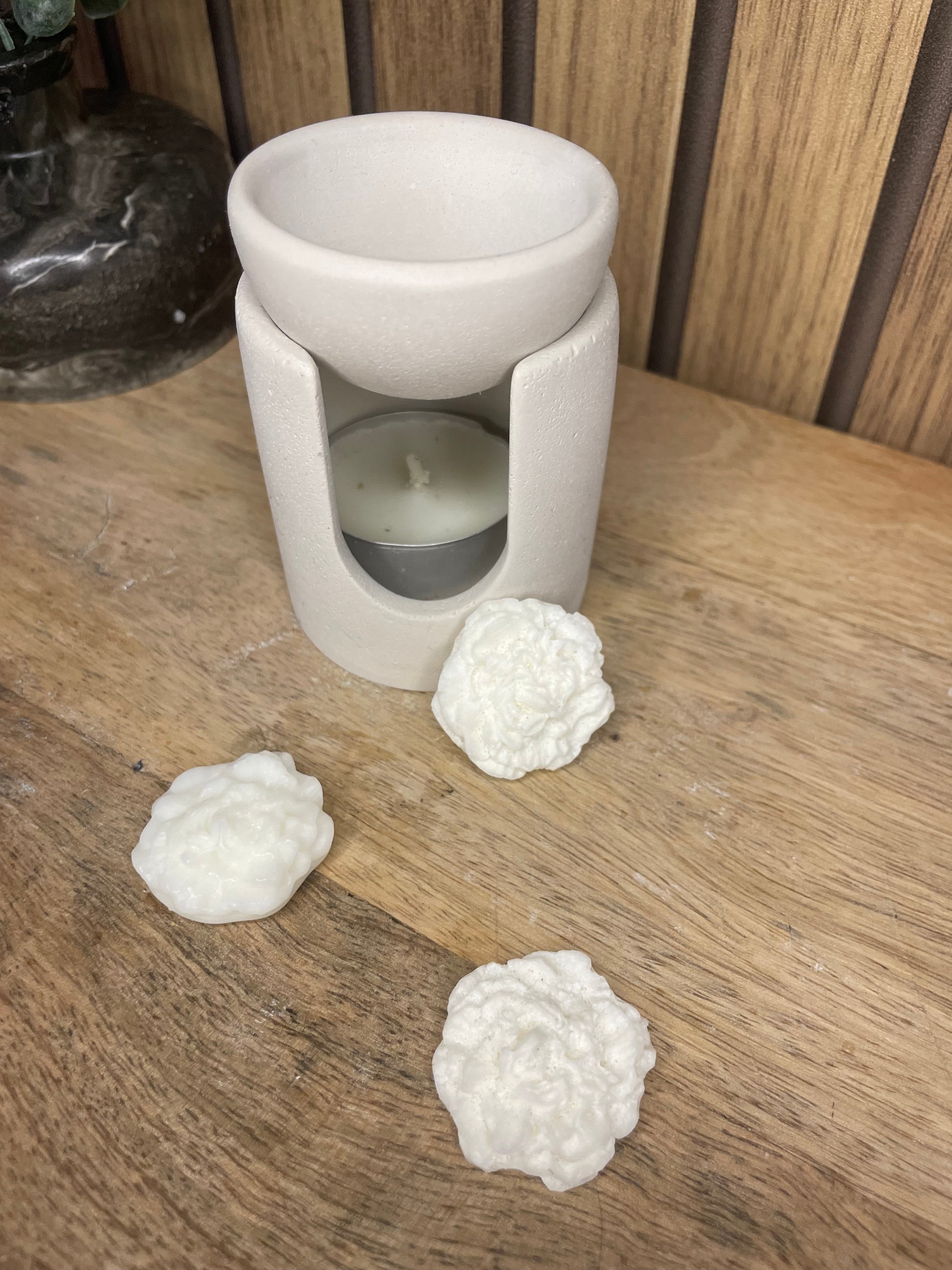 Fondants parfumés. Parfums d’intérieur. Parfumer sa maison. Brûle parfum. Senteurs vanille, monoï, linge propre, madeleine et pomme d’amour. Expérience olfactive. Cire naturelle et parfums Français de Grasse. Produits non nocif pour la santé et l’environnement. Pivoines.