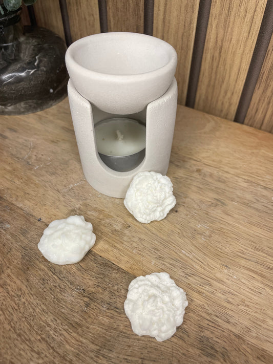 Fondants parfumés. Parfums d’intérieur. Parfumer sa maison. Brûle parfum. Senteurs vanille, monoï, linge propre, madeleine et pomme d’amour. Expérience olfactive. Cire naturelle et parfums Français de Grasse. Produits non nocif pour la santé et l’environnement. Pivoines.