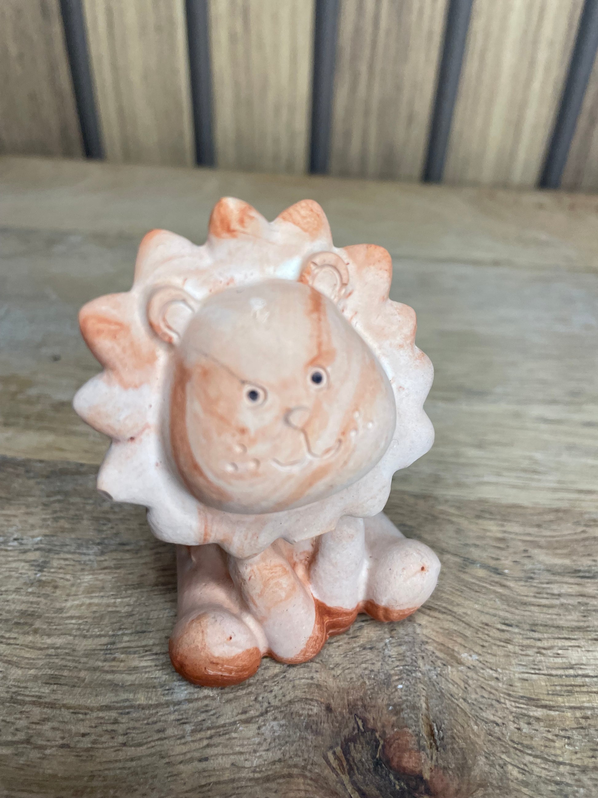 Figurine petit lion. Déco chambre d’enfant. A personnaliser. A offrir. Décoration. Enfants. Figurines. Poudre de moulage écologique. Fait main. Artisanat Français.