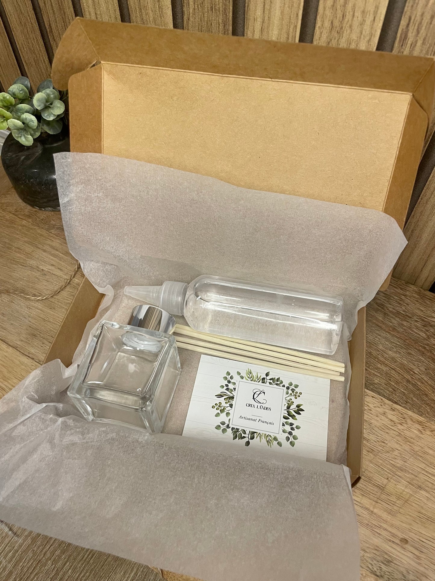 Diffuseur de parfum. Bouquet parfumé. Parfum d’intérieur. Maison. Déco. Senteur. Monoi. Vanille. Fragrance. Sans alcool. Artisanat Français. Fait main.
Coffret diffuseur parfum. Recharge contenant en verre. Parfum à personnaliser.