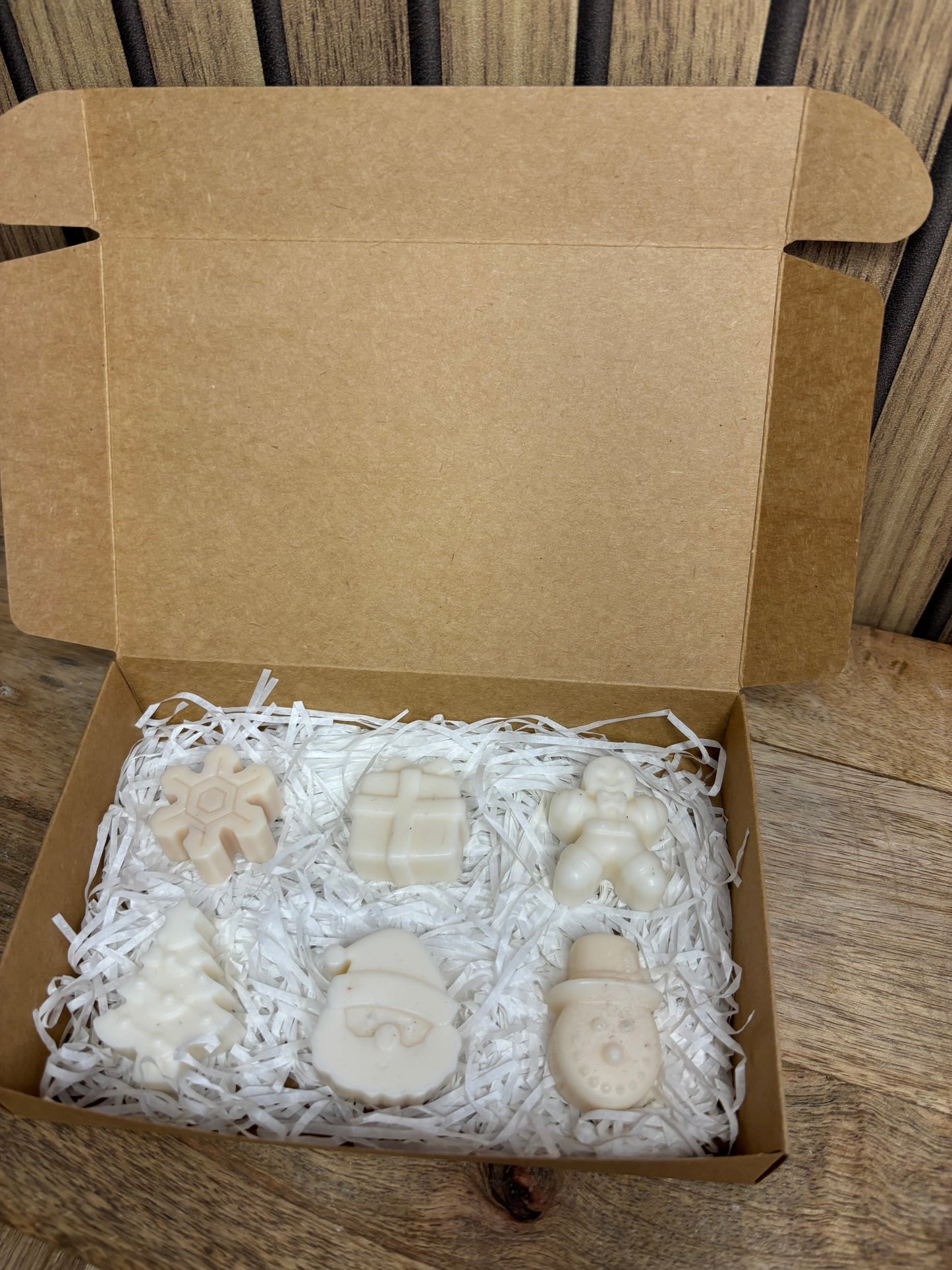 Fondants parfumés. Parfums d’intérieur. Parfumer sa maison. Brûle parfum. Noël. Coffret de Noël. Père Noël. Senteurs vanille, caramel beurre salé, Madeleine, cannelle douce et sucre d’orges. Expérience olfactive. Cire naturelle et parfums Français de Grasse. Produits non nocif pour la santé et l’environnement.