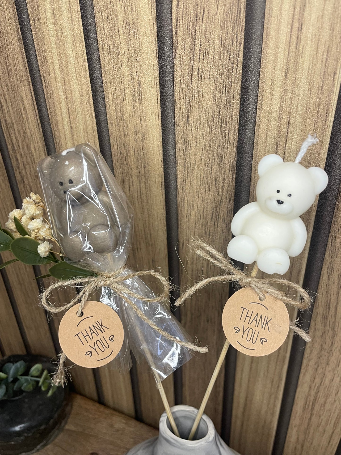 Décoration et cadeau bougie nounours parfumée sur tige à personnaliser. Cire végétal et fragrances de Grasse. Bougie artisanale. Cadeaux invités cérémonies et événements. Mariage baptême anniversaire communion. Plaisir d’offrir événement cérémonie cadeaux invités fleurs séchées. Petit ours
