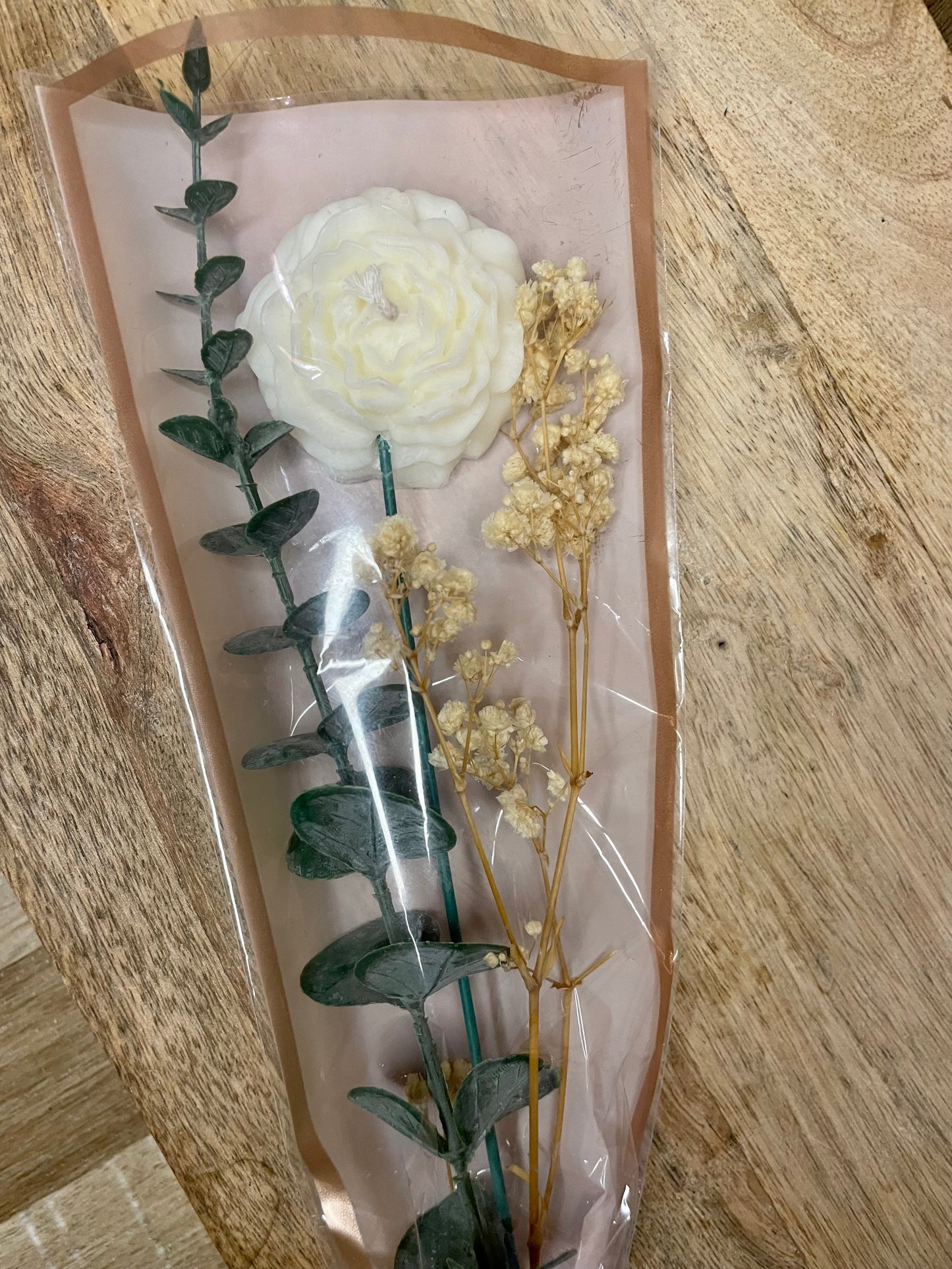 Bouquet de bougies parfumées. Fleur pivoine et fleurs séchées. Fabrication artisanale fait main. Cire végétal et parfum de Grasse. Bougie artisanale. Cadeaux fêtes événements et cérémonies. Boîte à fleurs. Anniversaire baptême communion plaisir d’offrir. Boîte cadeaux. Fête des mères, saint Valentin.
