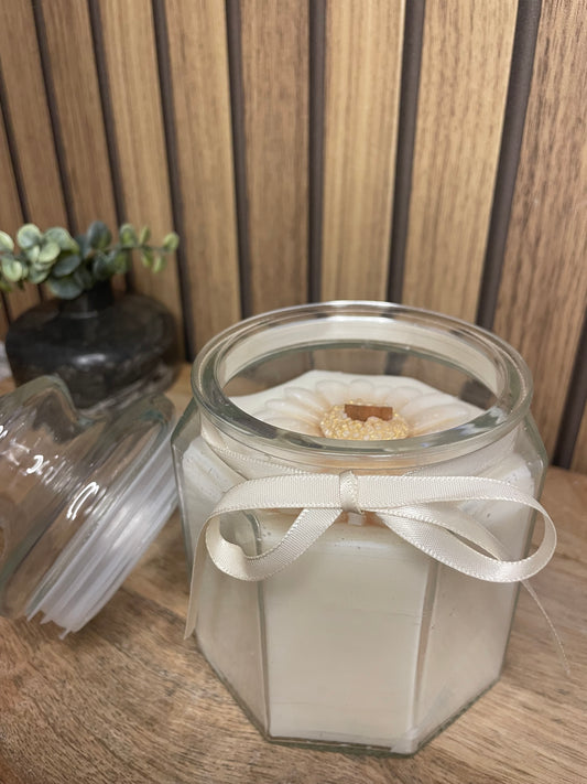 Décoration bougie parfumée pot en verre et fleur personnalisable. Cire végétal et fragrances de Grasse. Bougie artisanale.