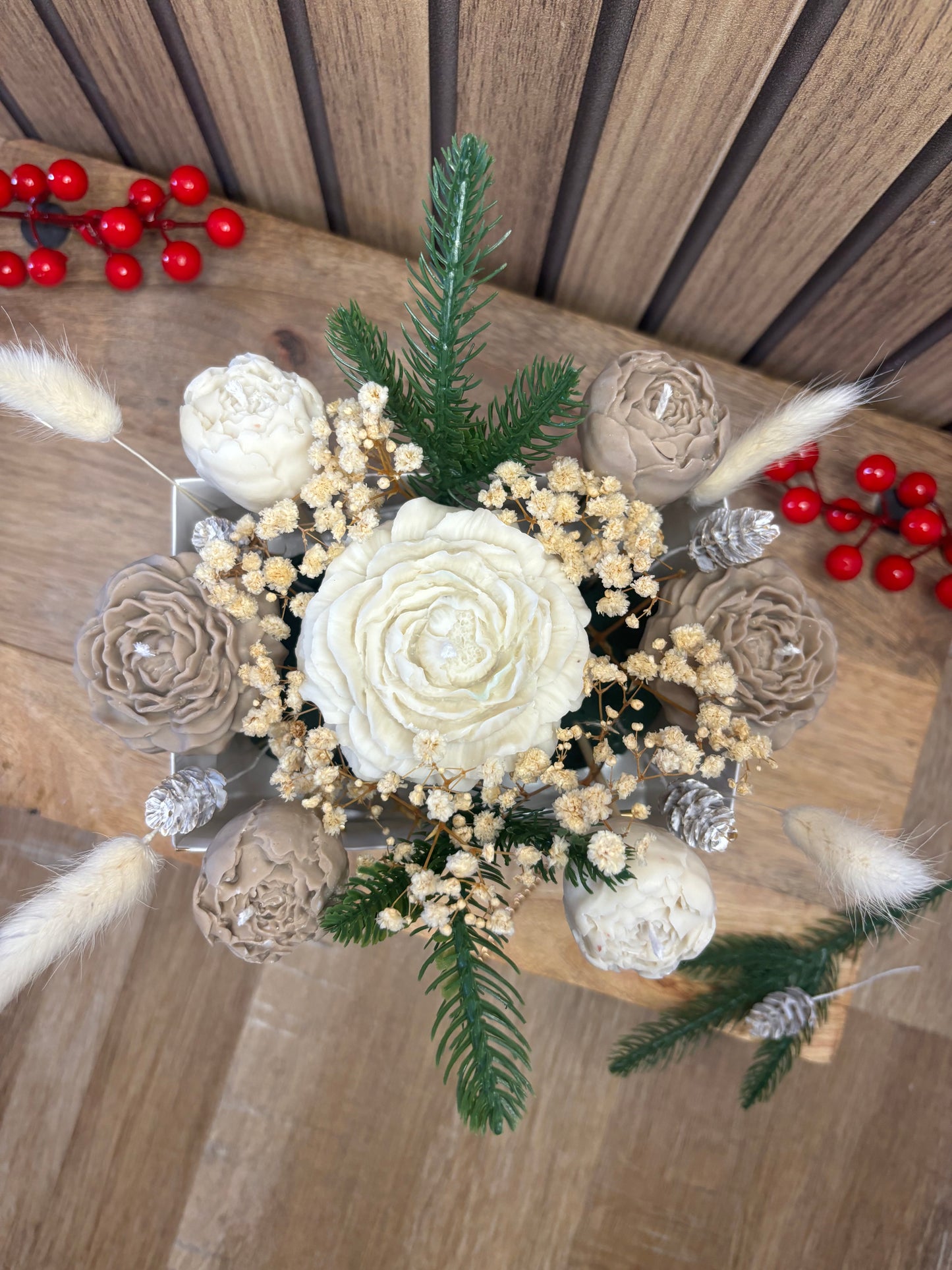 Bouquet. Fleur. Pivoine. Marguerite. Bougie parfumée. Déco. Vanille .
Bougie. Décoration de Noël. Idée cadeau. Sapin. Père Noël. Pomme de pin. Aiguilles de sapin. Baies. Artisanat. Artisan. Petit créateur. Vert. Blanc. Beige. Fleurs séchées.