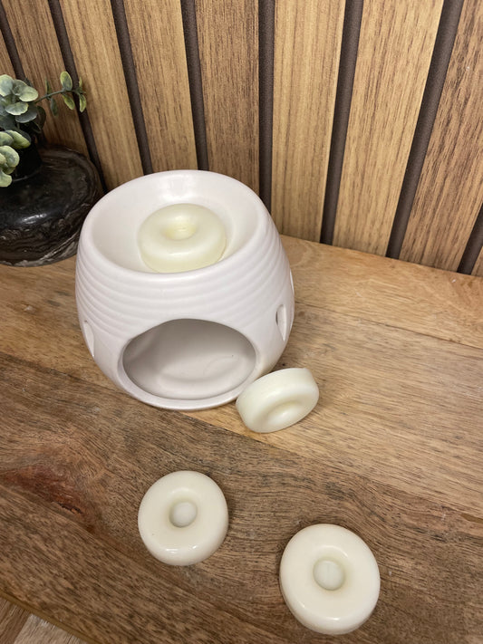 Fondants parfumés. Parfums d’intérieur. Parfumer sa maison. Brûle parfum. Senteurs vanille, monoï, linge propre, madeleine et pomme d’amour. Expérience olfactive. Cire naturelle et parfums Français de Grasse. Produits non nocif pour la santé et l’environnement. Donuts.