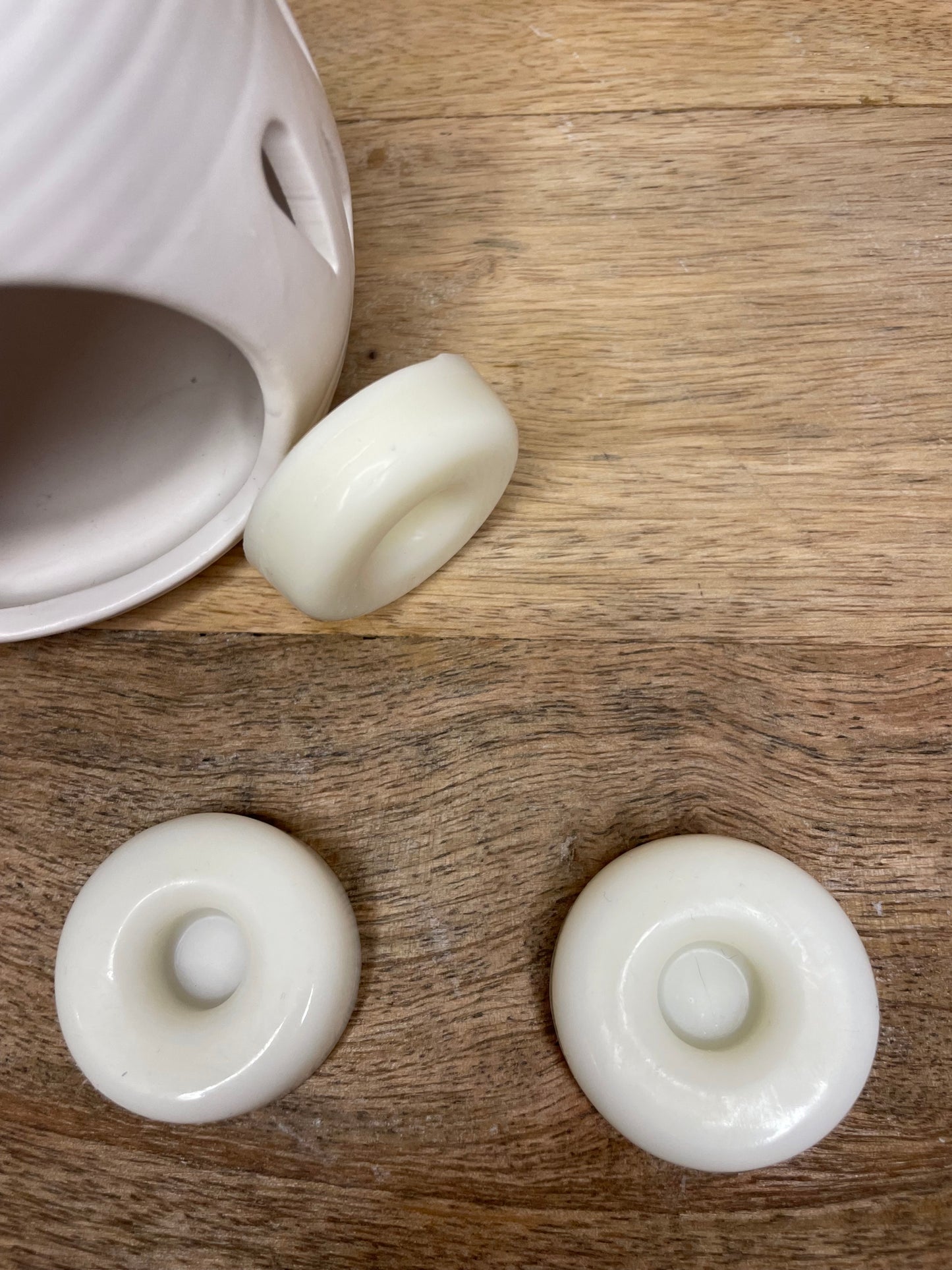 Fondants parfumés. Parfums d’intérieur. Parfumer sa maison. Brûle parfum. Senteurs vanille, monoï, linge propre, madeleine et pomme d’amour. Expérience olfactive. Cire naturelle et parfums Français de Grasse. Produits non nocif pour la santé et l’environnement. Donuts.