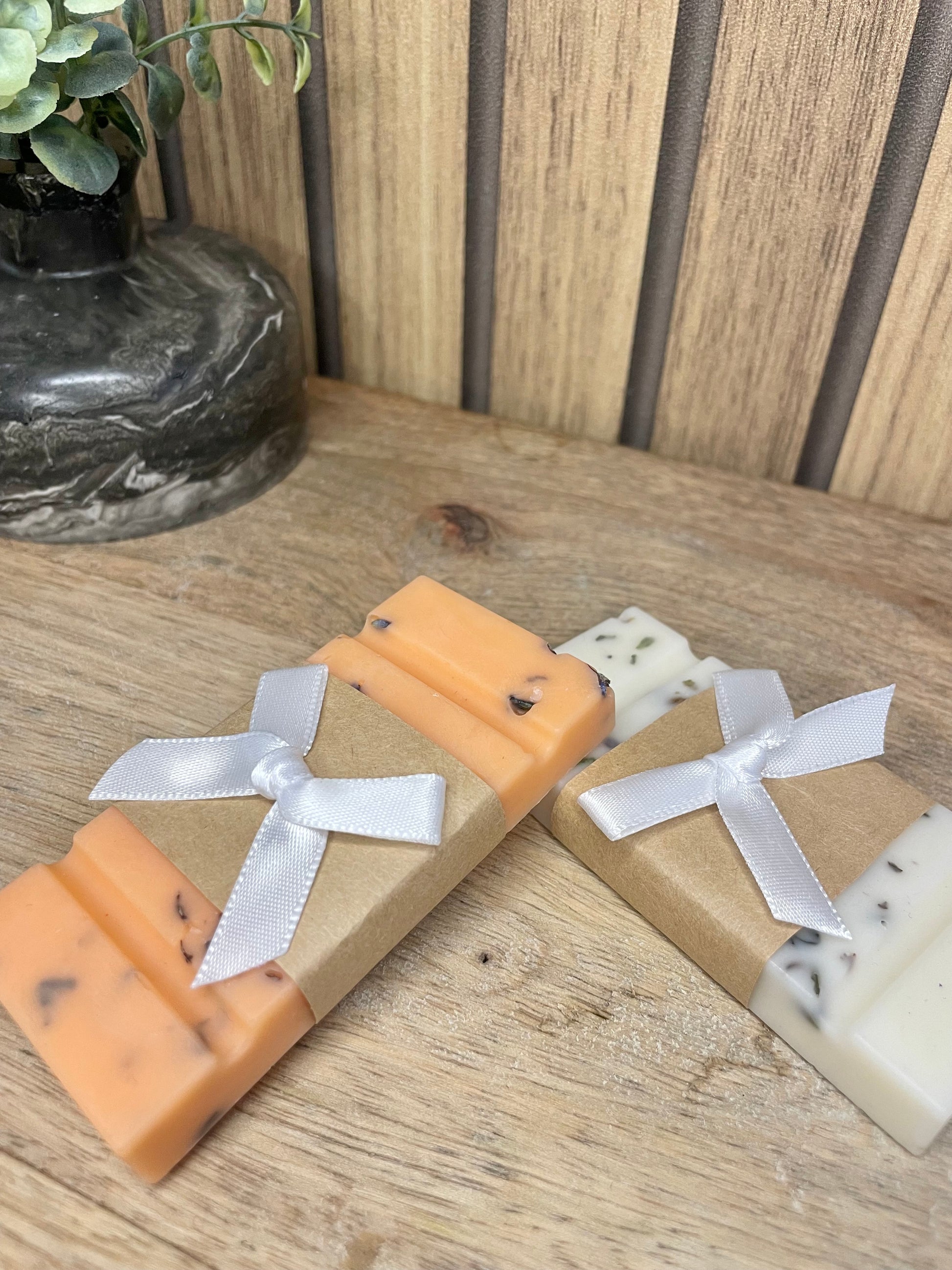 Fondant parfumé. Fleurs séchées et lavandes. Brûle parfum. Cadeaux invités. Plaisir d’offrir. Cérémonies, événements, mariage, baptême, anniversaire. Parfum d’intérieur. Expérience olfactive. Parfumer sa maison. Senteur. Wedding planner. Organisateur d’événements. Fait main. Produits français. Cire naturelle.