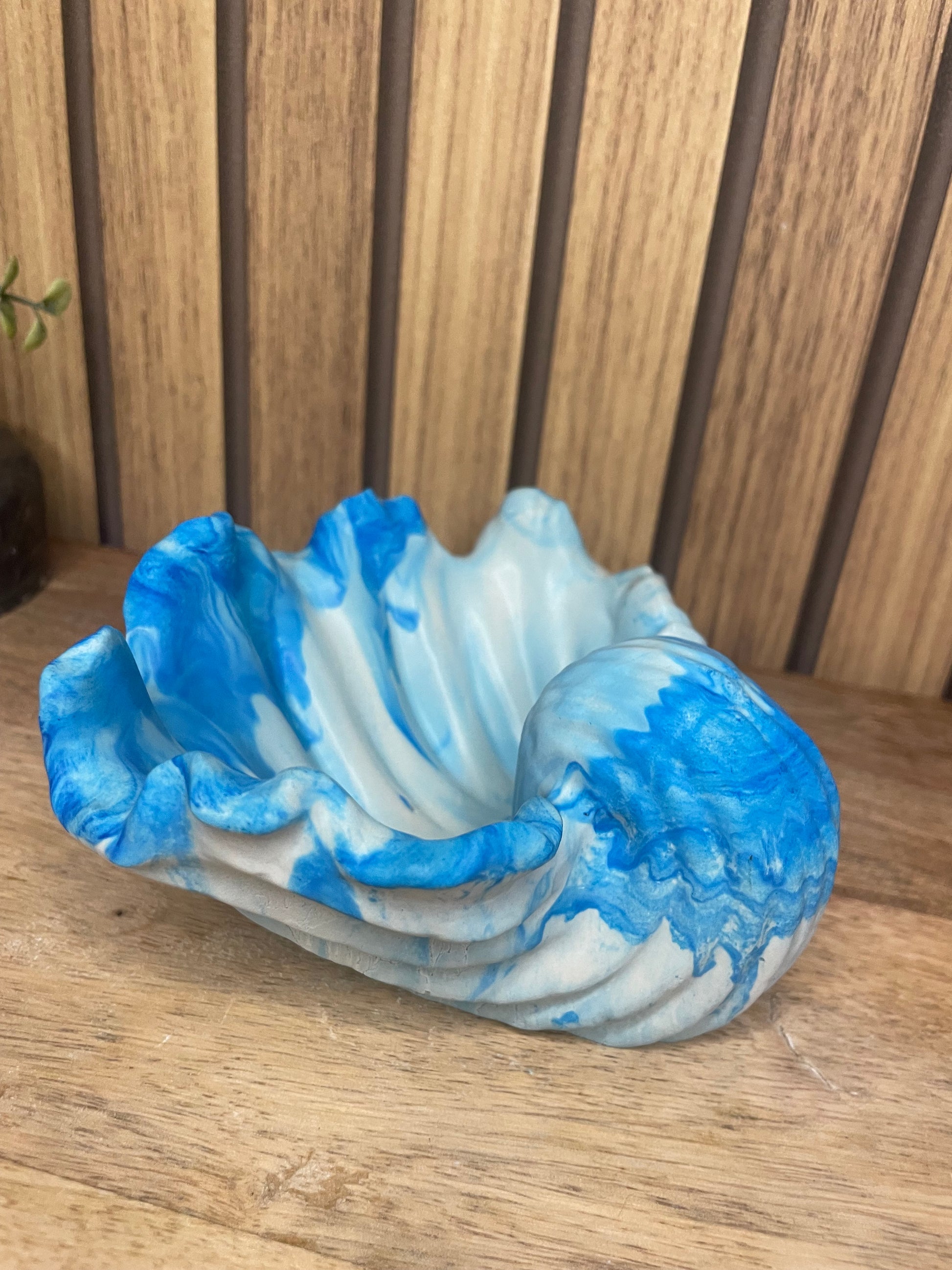 Vide poche coquillage. Coquillages. Déco. Objets déco. A personnaliser. Tendance. Déposez vos bijoux, vos clés, vos pièces de monnaies. Maison. Poudre de moulage écologique. Artisan Français. Fait main. Cadeaux.