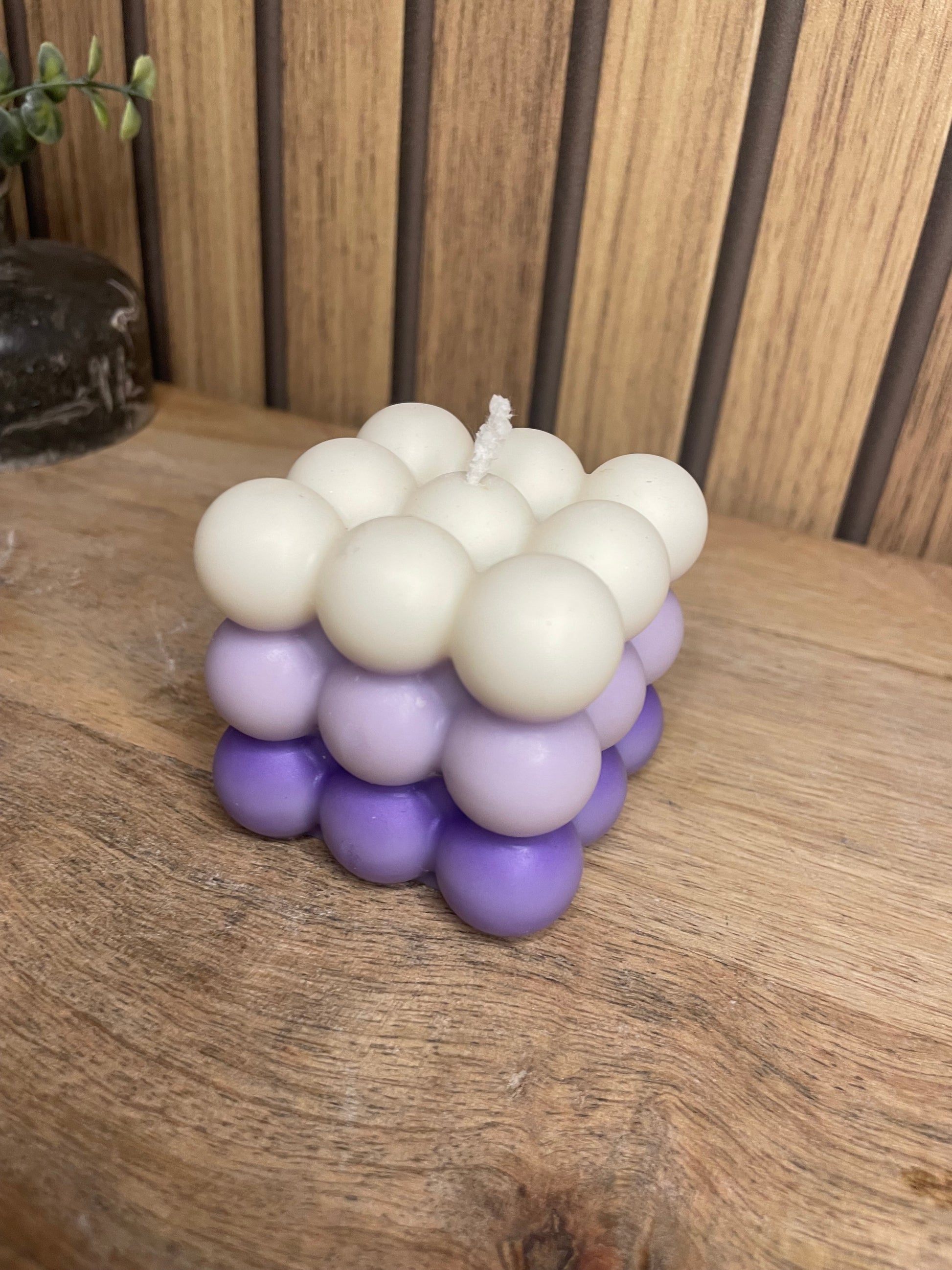 Bougie parfumée Bubble tricolore violet personnalisable. Cire végétal et parfum de Grasse. Bougie artisanale fait main.