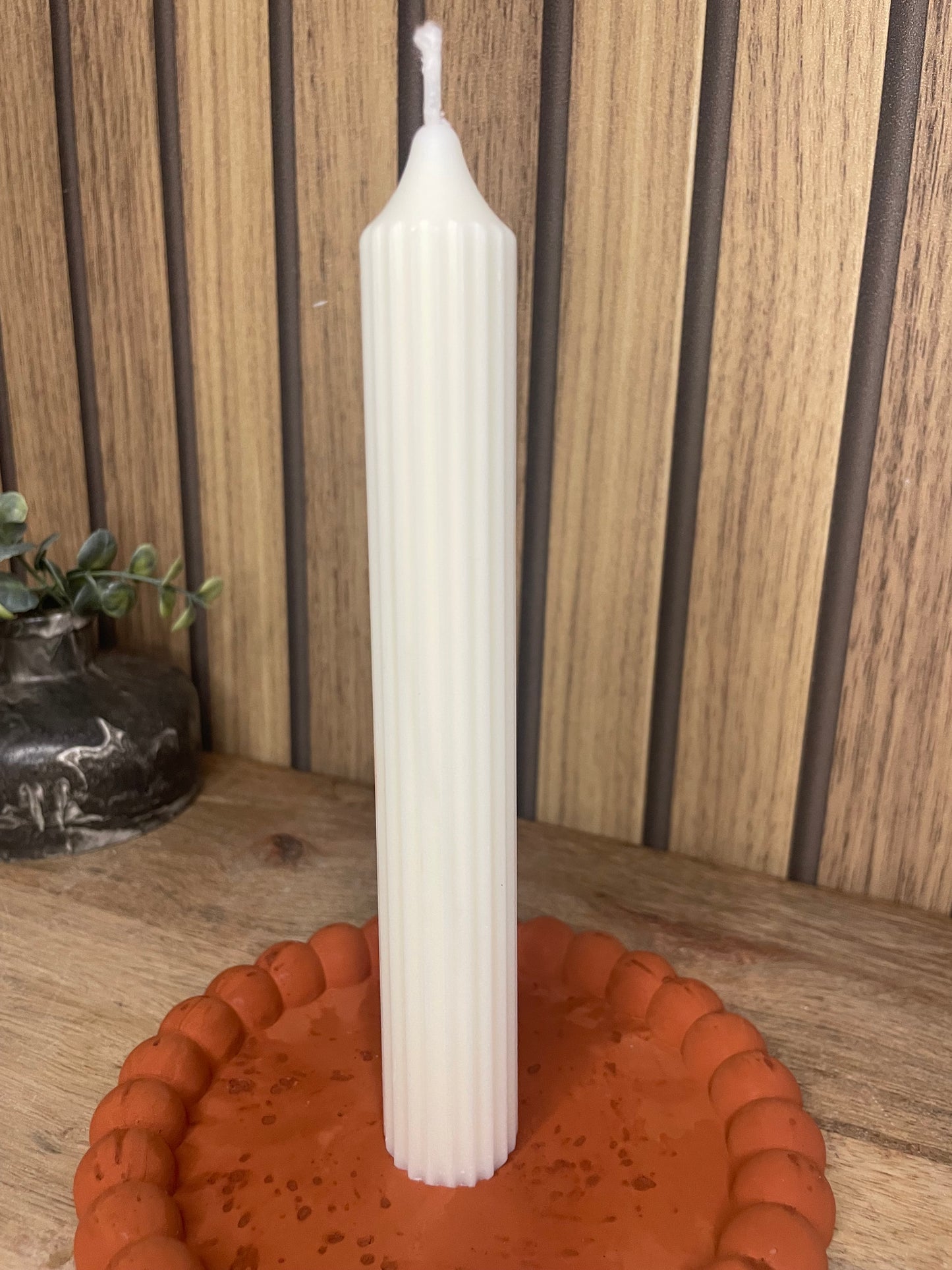 Plateau. Vide poche. Décoration. Plateau rond. Maison. Objets déco. A personnaliser. Tendance. Déposez vos bijoux, vos clés, vos bougies, vase, verres. Maison. Poudre de moulage écologique. Artisan Français. Fait main. Cadeaux. Vous pouvez y faire fondre vos bougies.
