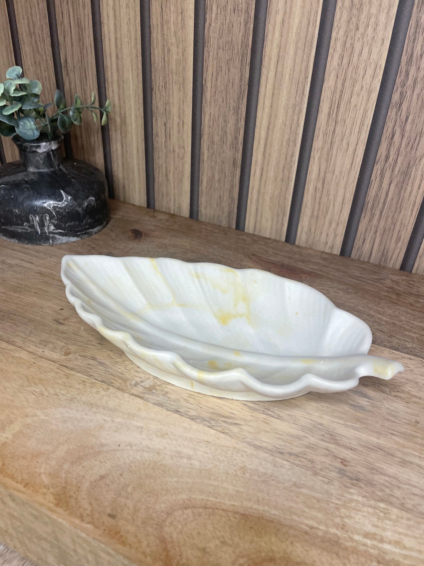 Vide poche feuille. Déco. Objets déco. A personnaliser. Tendance. Déposez vos bijoux, vos clés, vos pièces de monnaies. Maison. Poudre de moulage écologique. Artisan Français. Fait main. Cadeaux. Vous pouvez y faire fondre vos bougies.