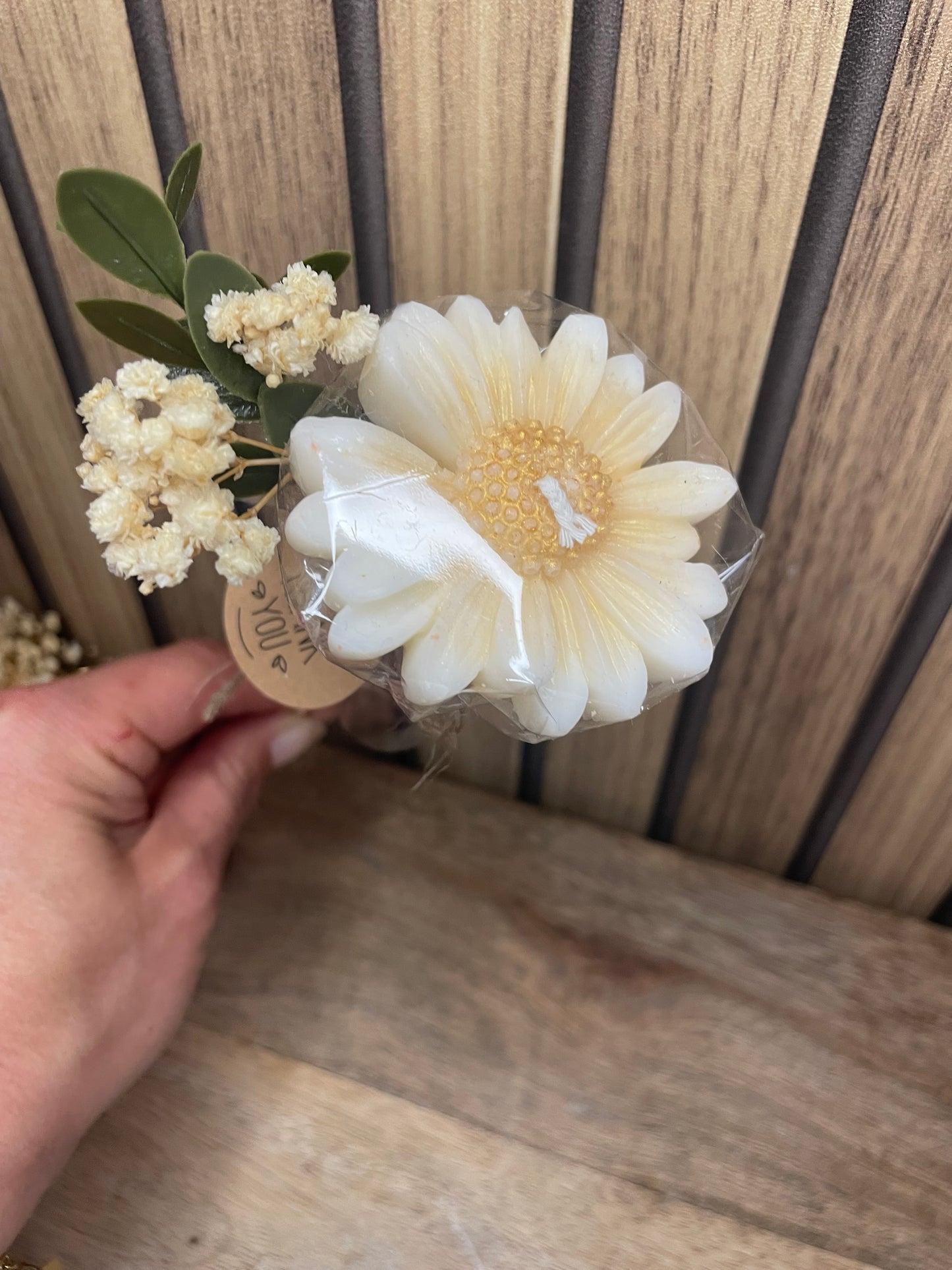 Décoration et cadeau bougie parfumée marguerite à personnaliser. Cire végétal et fragrances de Grasse. Bougie artisanale. Cadeaux invités cérémonies et événements. Mariage baptême anniversaire communion. Plaisir d’offrir