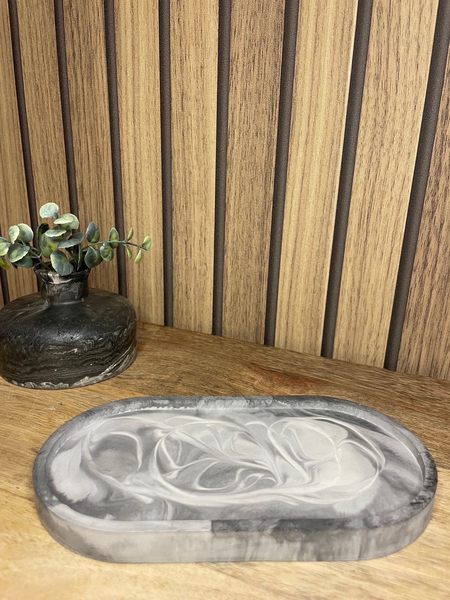 Plateau. Vide poche. Décoration. Plateau oval. Maison. Objets déco. A personnaliser. Tendance. Déposez vos bijoux, vos clés, vos bougies, vase, verres. Maison. Poudre de moulage écologique. Artisan Français. Fait main. Cadeaux. Vous pouvez y faire fondre vos bougies.