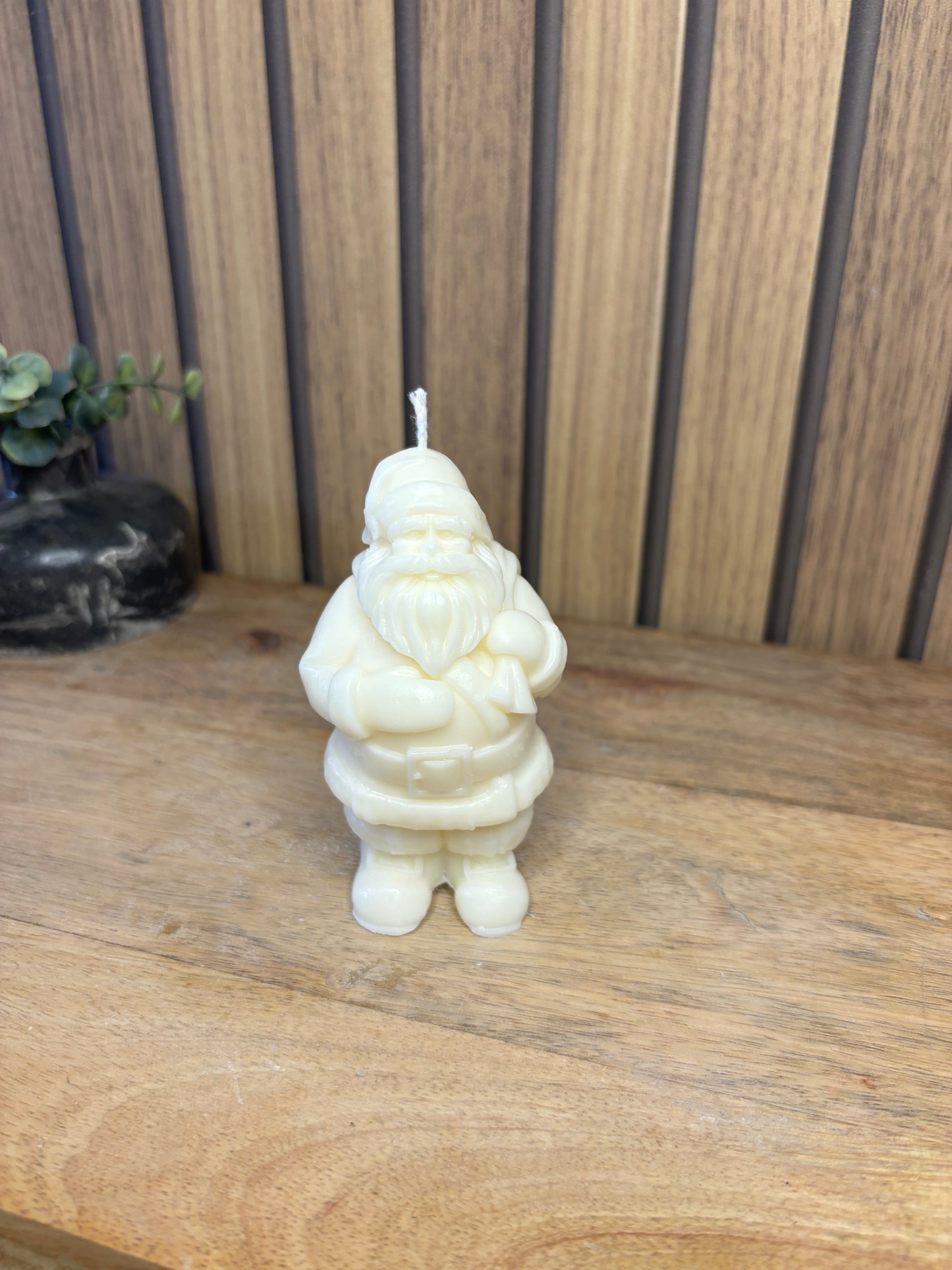 Bougie. Décoration de Noël. Idée cadeau. Sapin. Père Noël. Pomme de pin. Aiguilles de sapin. Baies.  Artisanat. Artisan. Petit créateur.