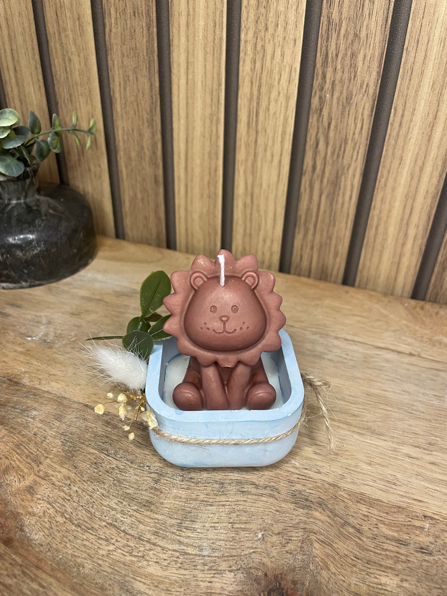 Décoration bougie parfumée lion et fleurs séchées personnalisable. Cire végétal et fragrances de Grasse. Bougie artisanale. Cadeaux pour événements et cérémonies