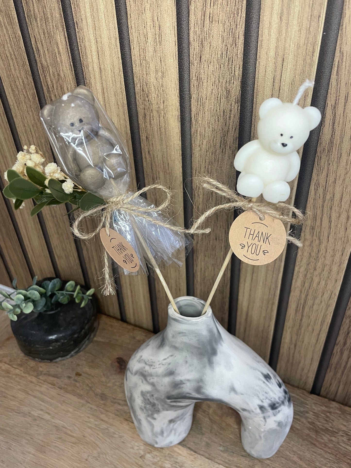 Décoration et cadeau bougie nounours parfumée sur tige à personnaliser. Cire végétal et fragrances de Grasse. Bougie artisanale. Cadeaux invités cérémonies et événements. Mariage baptême anniversaire communion. Plaisir d’offrir événement cérémonie cadeaux invités fleurs séchées. Petit ours