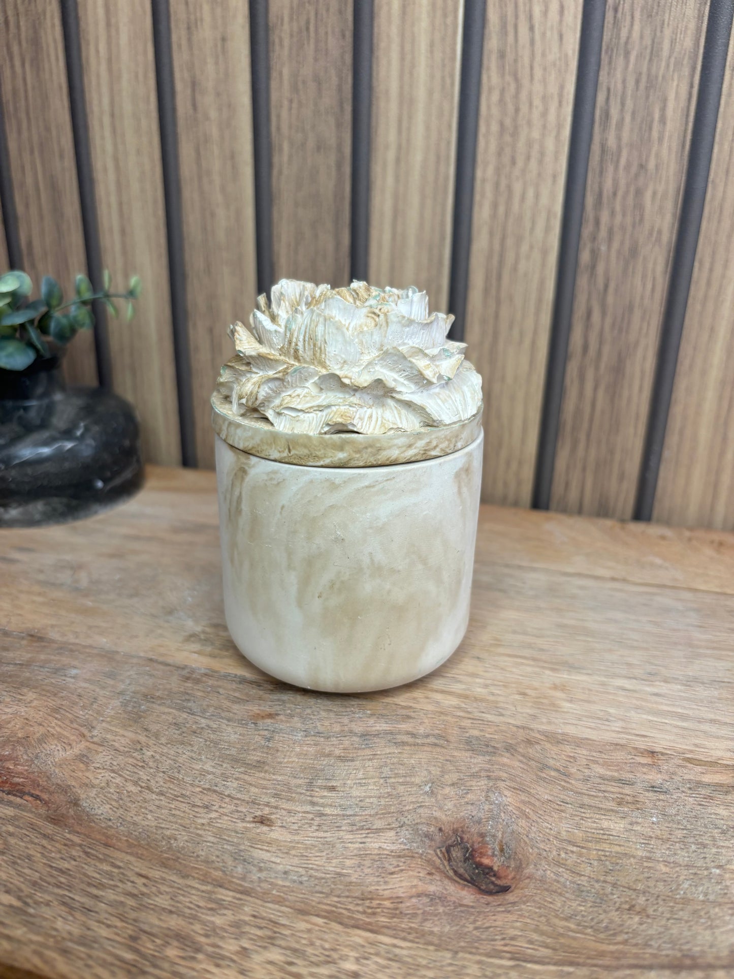 Bougies. Bougie parfumée. Déco. Décoration d’intérieur. Parfum d’intérieur. Fragrance de Grasse. Cire de soja. Artisan Français. Artisanat. Fait main. Idée cadeau. Noël. Effet marbre.