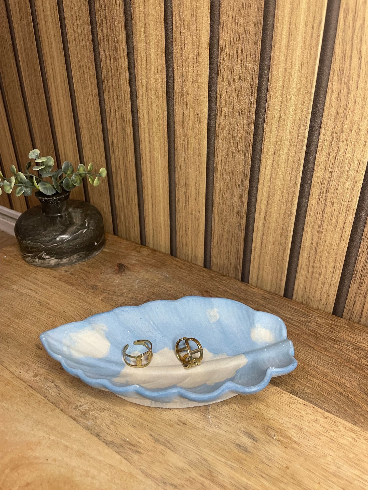 Vide poche feuille. Déco. Objets déco. A personnaliser. Tendance. Déposez vos bijoux, vos clés, vos pièces de monnaies. Maison. Poudre de moulage écologique. Artisan Français. Fait main. Cadeaux. Vous pouvez y faire fondre vos bougies.