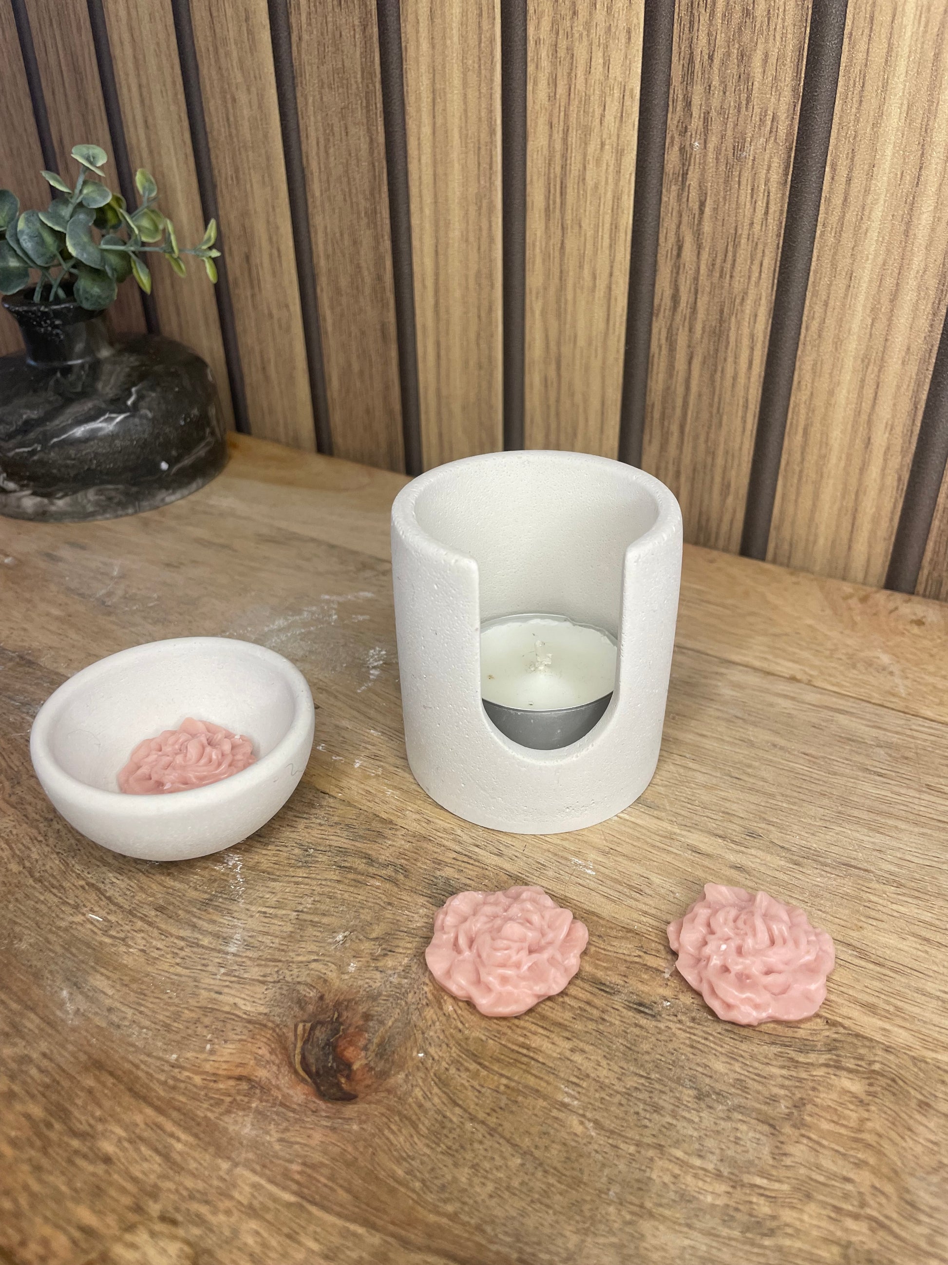 Fondants parfumés. Parfums d’intérieur. Parfumer sa maison. Brûle parfum. Senteurs vanille, monoï, linge propre, madeleine et pomme d’amour. Expérience olfactive. Cire naturelle et parfums Français de Grasse. Produits non nocif pour la santé et l’environnement. Pivoines.