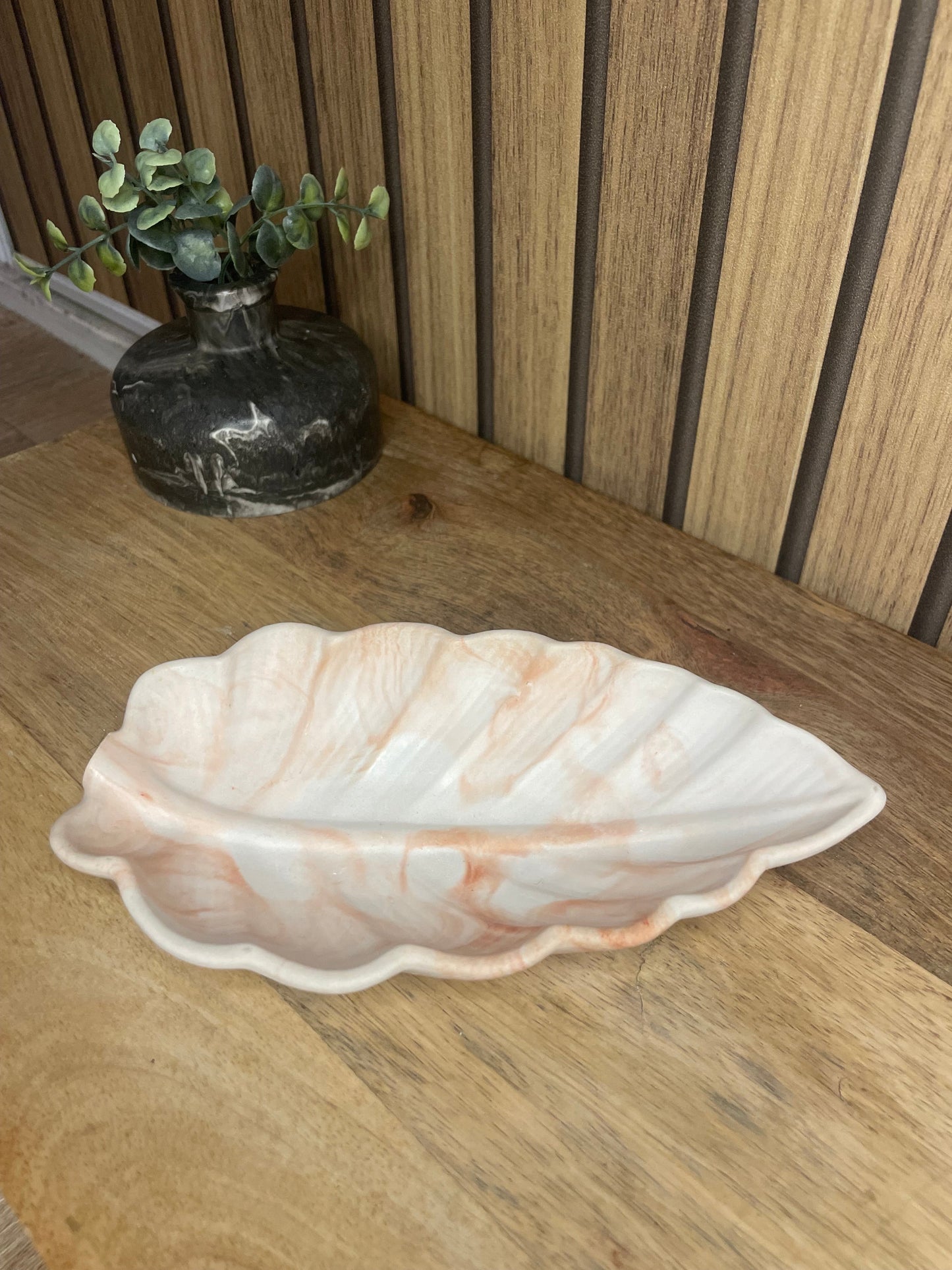 Vide poche feuille. Déco. Objets déco. A personnaliser. Tendance. Déposez vos bijoux, vos clés, vos pièces de monnaies. Maison. Poudre de moulage écologique. Artisan Français. Fait main. Cadeaux. Vous pouvez y faire fondre vos bougies.
