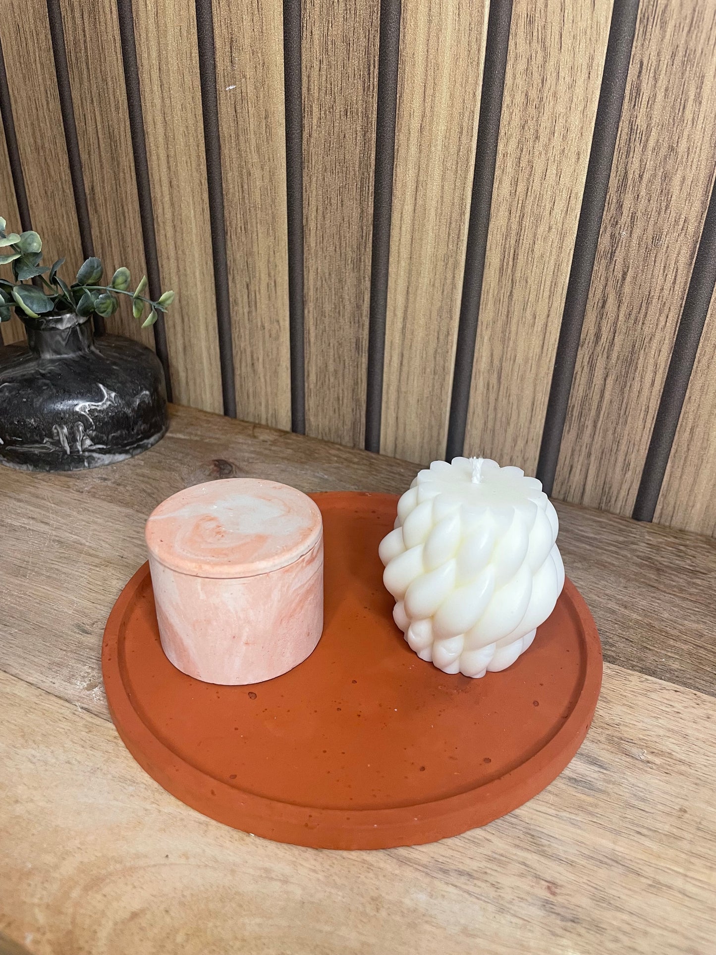 Plateau. Vide poche. Décoration. Plateau rond. Maison. Objets déco. A personnaliser. Tendance. Déposez vos bijoux, vos clés, vos bougies, vase, verres. Maison. Poudre de moulage écologique. Artisan Français. Fait main. Cadeaux. Vous pouvez y faire fondre vos bougies.