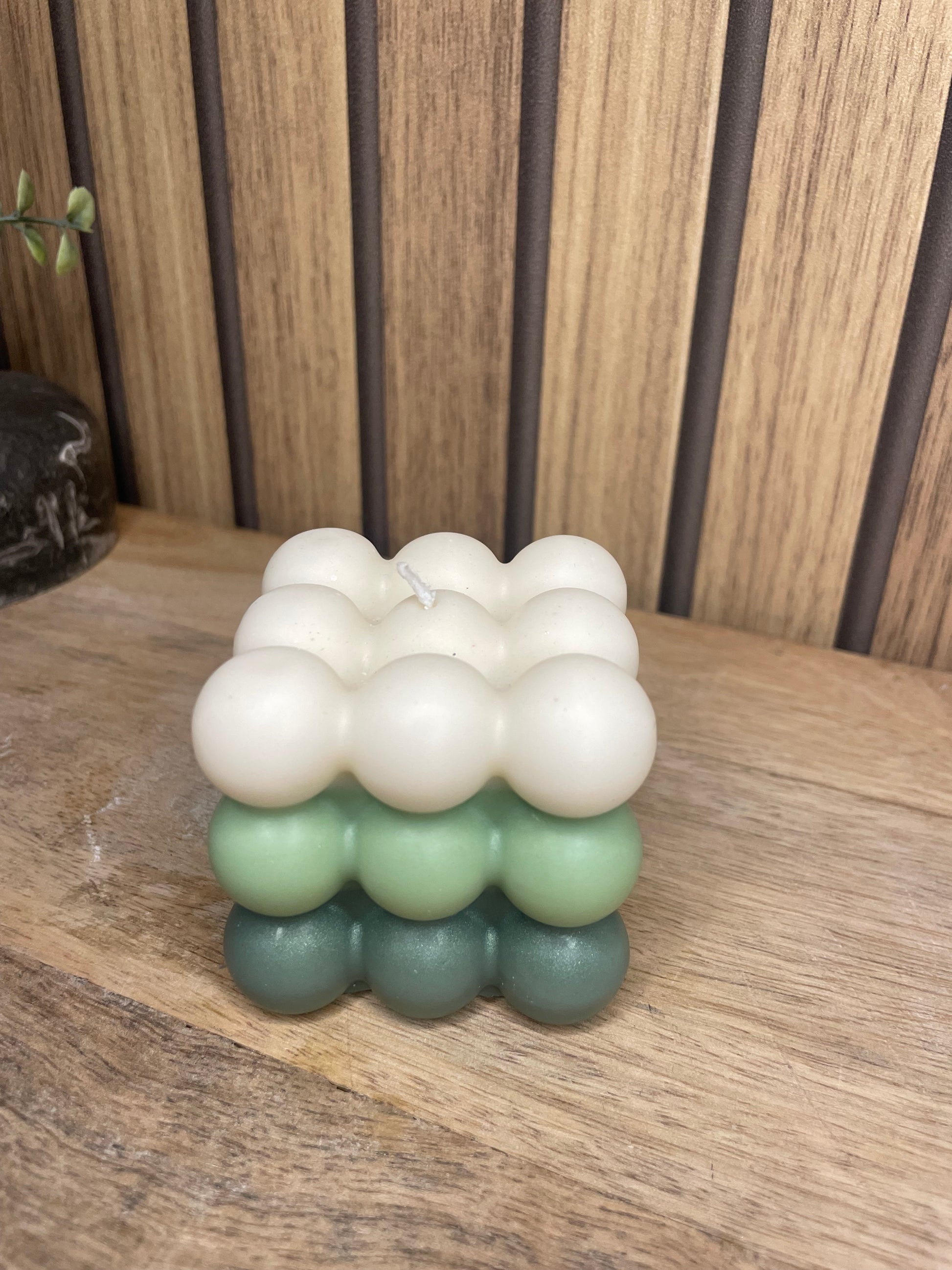 Bougie parfumée Bubble tricolore vert personnalisable. Cire végétal et parfum de Grasse. Bougie artisanale fait main.