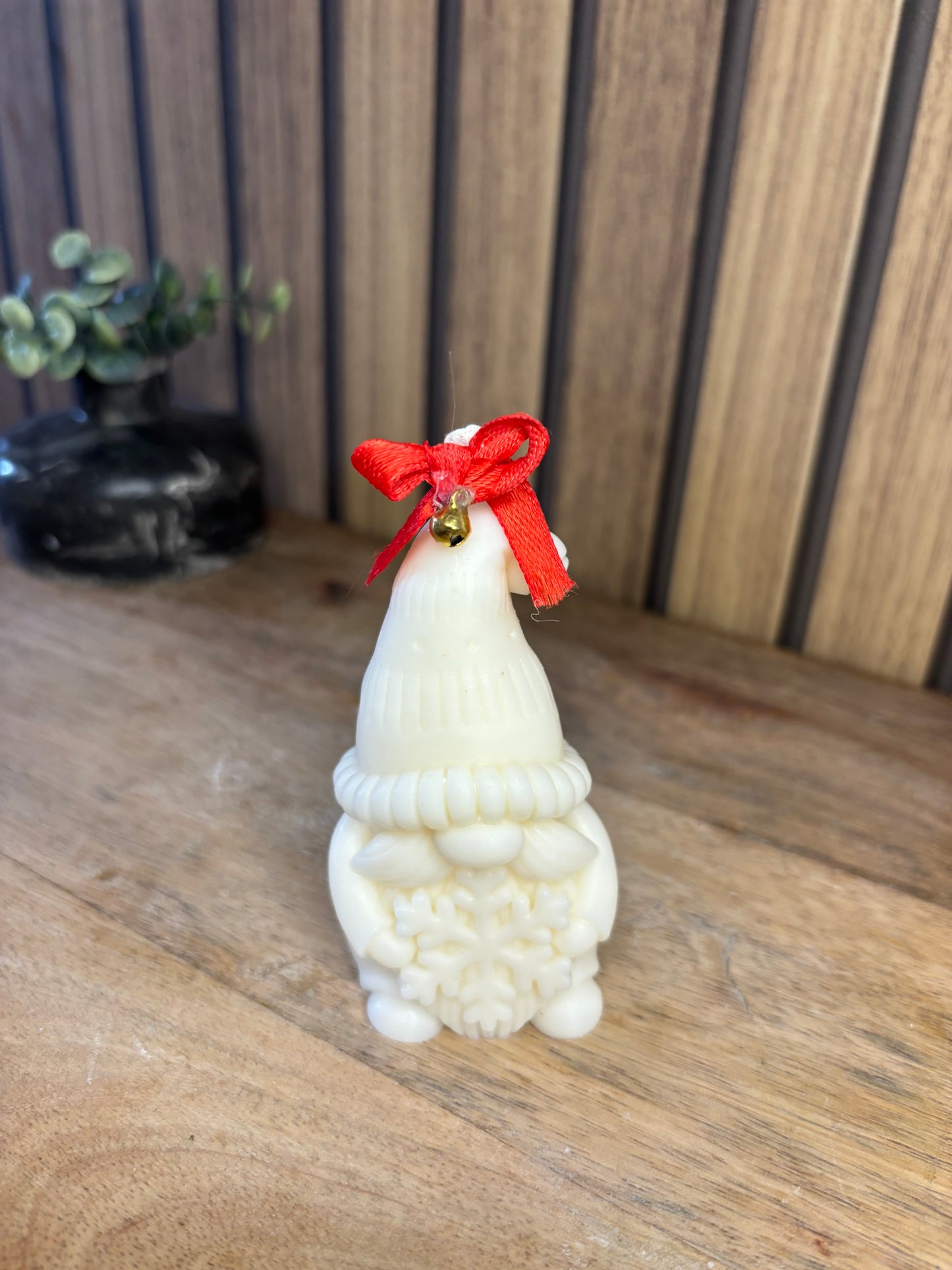 Gnome de Noël. Bougie. Décoration de Noël. Idée cadeau. Sapin. Père Noël. Pomme de pin. Aiguilles de sapin. Baies. Artisanat. Artisan. Petit créateur. Noeud rouge