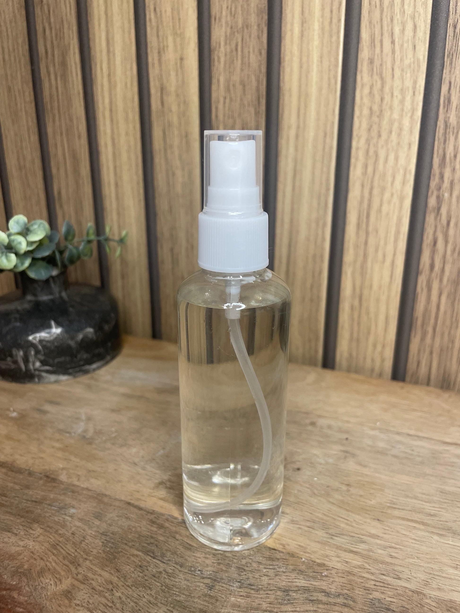 Brume parfumée. Spray parfumé. Parfum d’intérieur. Parfumer votre maison. Senteurs. Expérience olfactive. Parfums Français de Grasse. Artisanat. Flacon pulvérisateur. Parfumez vos tissus, rideaux, canapé, tapis, vêtements, sièges de voiture.
Parfum pour textile.