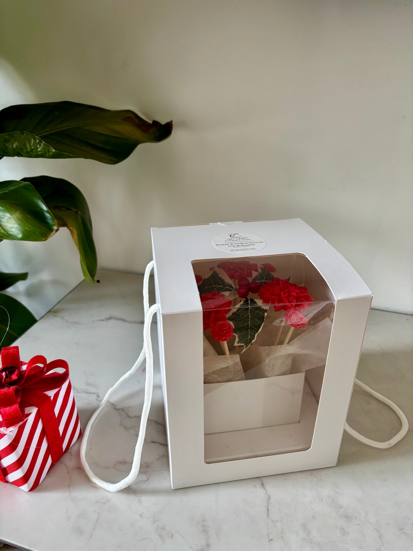 Bouquet de bougies. Cadeau. Noël. Cadeau de noël. Idée cadeau. Bougie parfumée. Fleur éternelle. Fleur. Bouquet. Boîte cadeau. Houx. Décoration Noël.