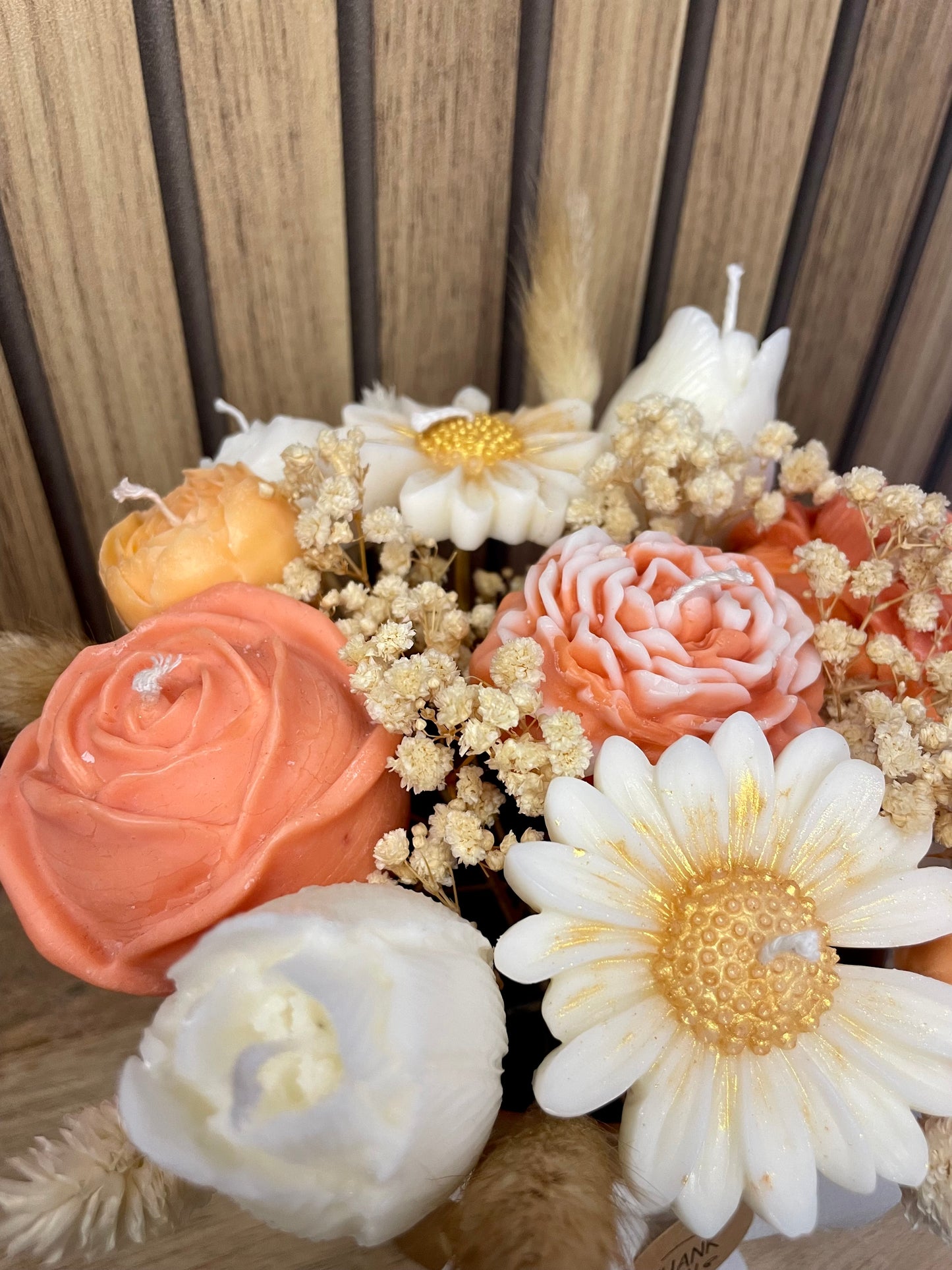 Bouquet de bougies parfumées. Fleurs pivoine rose tulipe marguerite et fleurs séchées. Fabrication artisanale fait main. Cire végétal et parfum de Grasse. Bougie artisanale. Cadeaux fêtes événements et cérémonies. Boîte à fleurs