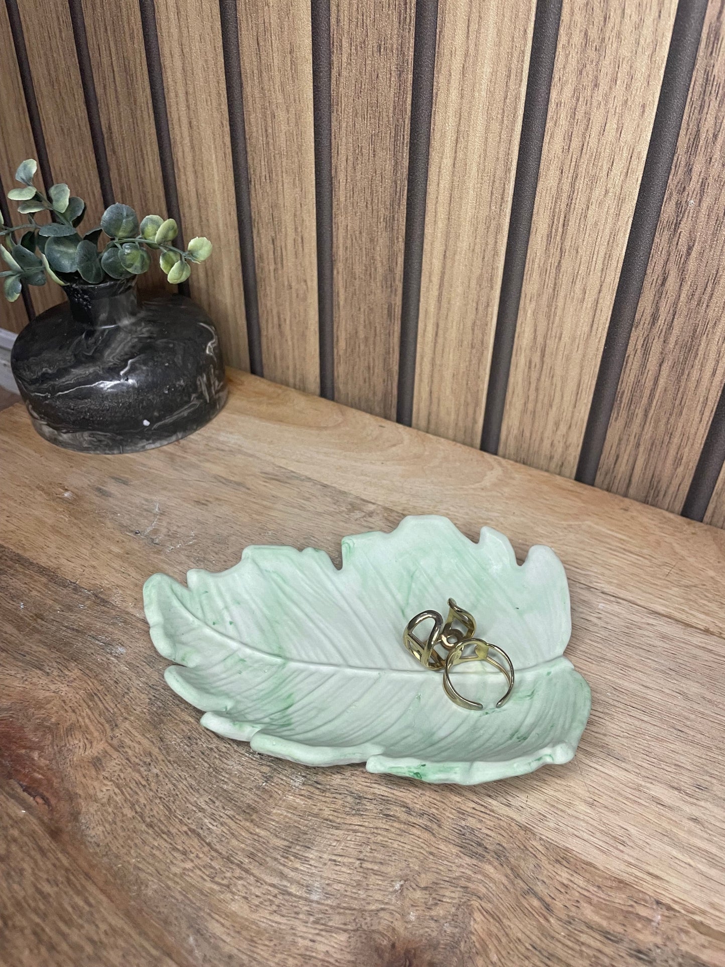 Vide poche feuille. Déco. Objets déco. A personnaliser. Tendance. Déposez vos bijoux, vos clés, vos pièces de monnaies. Maison. Poudre de moulage écologique. Artisan Français. Fait main. Cadeaux.