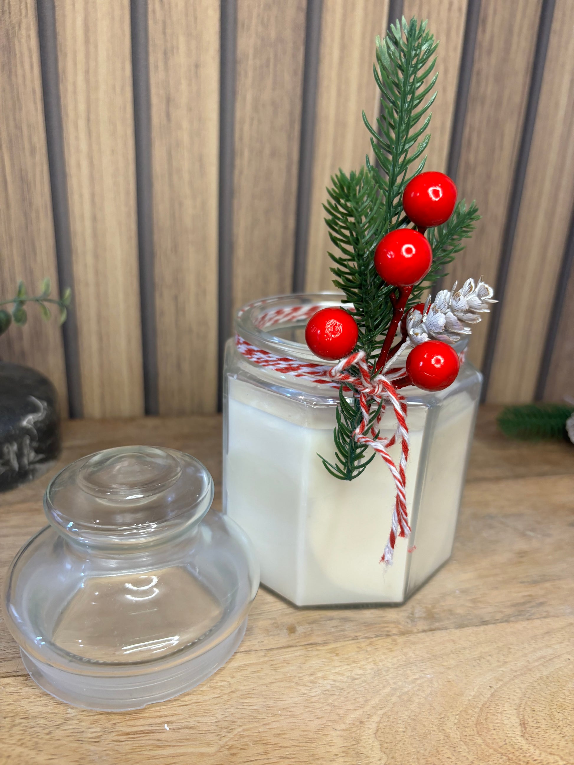 Bougie. Décoration de Noël. Idée cadeau. Sapin. Père Noël. Pomme de pin. Aiguilles de sapin. Baies.  Artisanat. Artisan. Petit créateur.