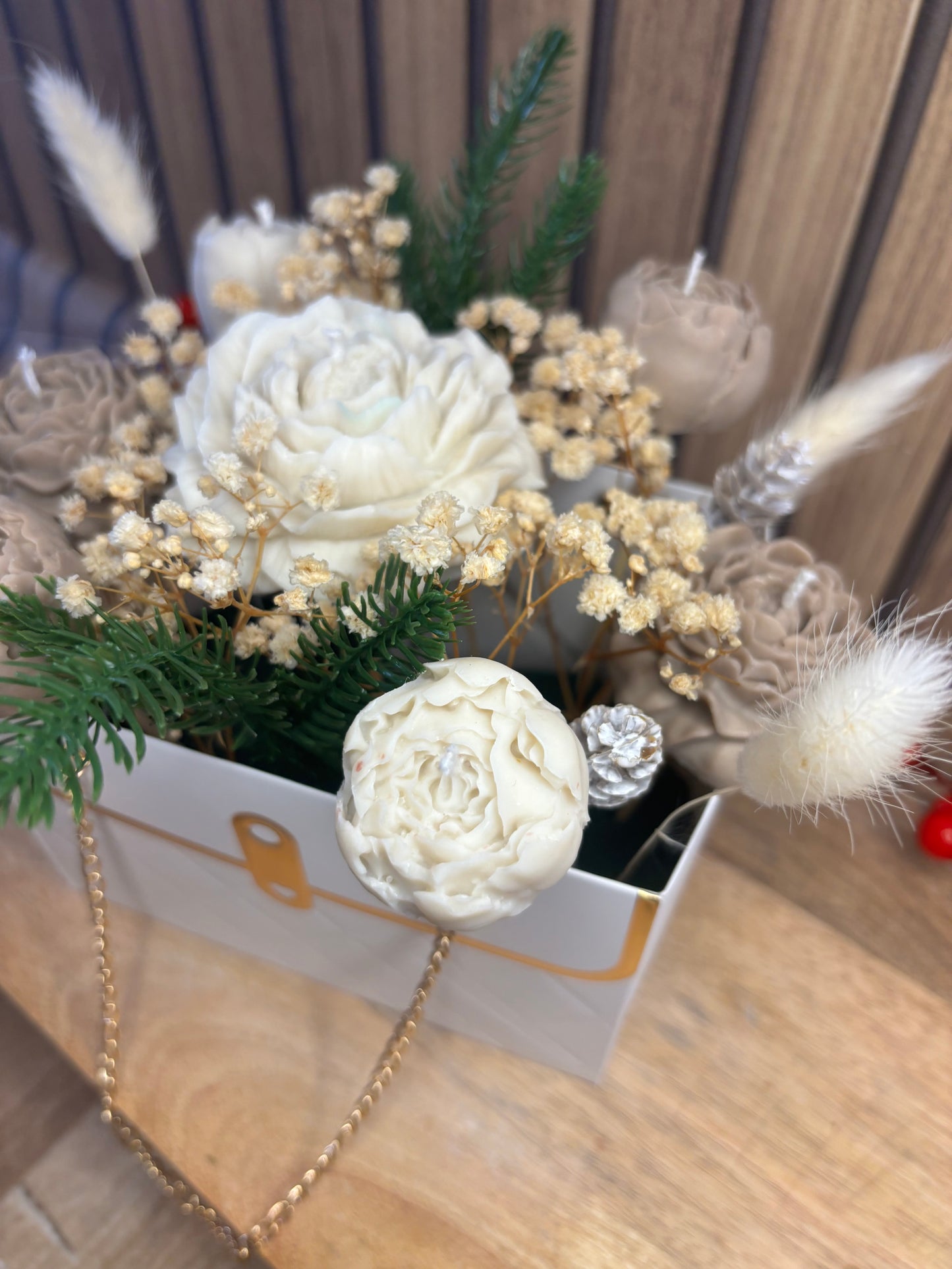 Bouquet. Fleur. Pivoine. Marguerite. Bougie parfumée. Déco. Vanille .
Bougie. Décoration de Noël. Idée cadeau. Sapin. Père Noël. Pomme de pin. Aiguilles de sapin. Baies. Artisanat. Artisan. Petit créateur. Vert. Blanc. Beige. Fleurs séchées.