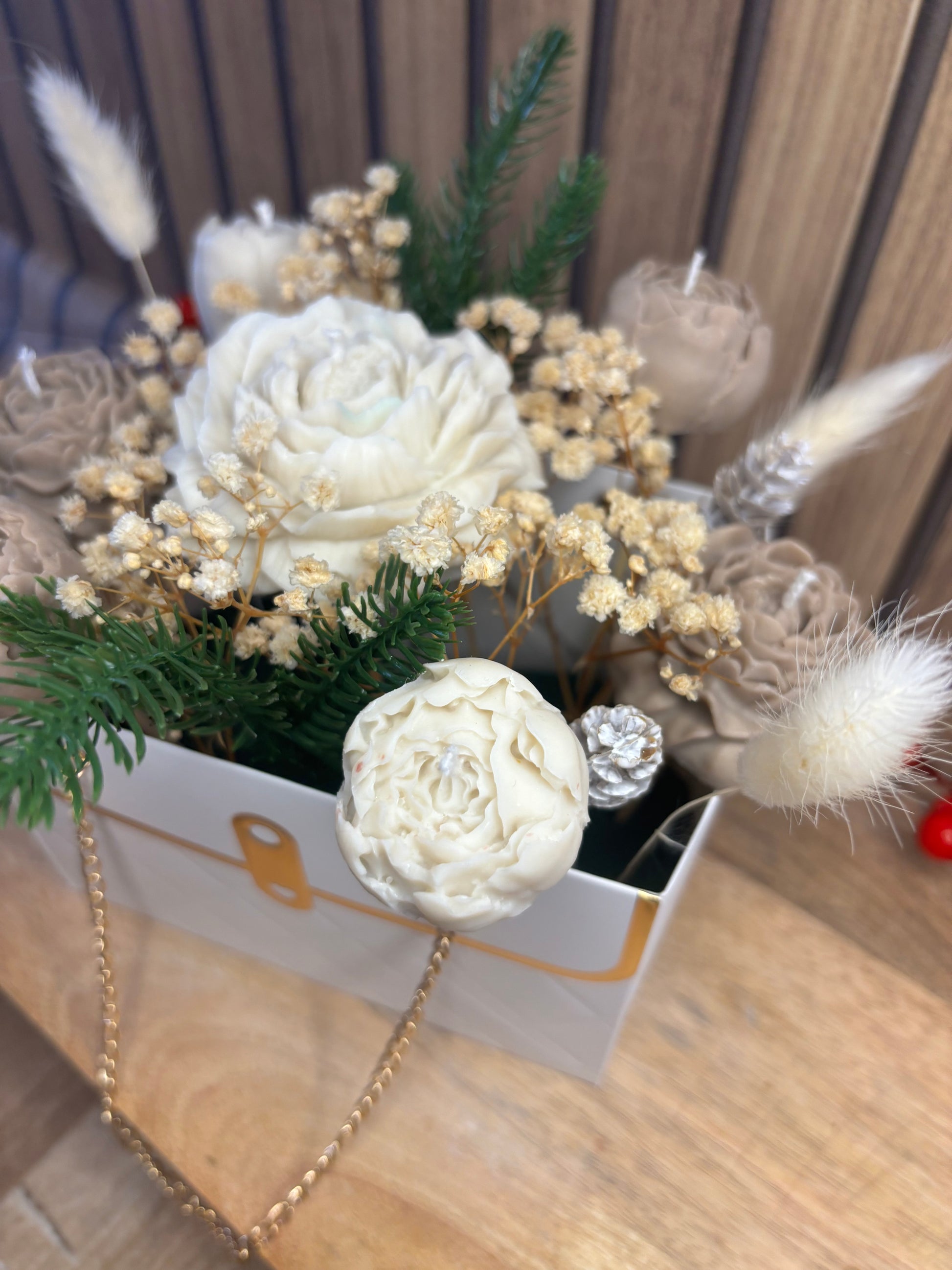 Bouquet. Fleur. Pivoine. Marguerite. Bougie parfumée. Déco. Vanille .
Bougie. Décoration de Noël. Idée cadeau. Sapin. Père Noël. Pomme de pin. Aiguilles de sapin. Baies.  Artisanat. Artisan. Petit créateur. Vert. Blanc. Beige. Fleurs séchées.